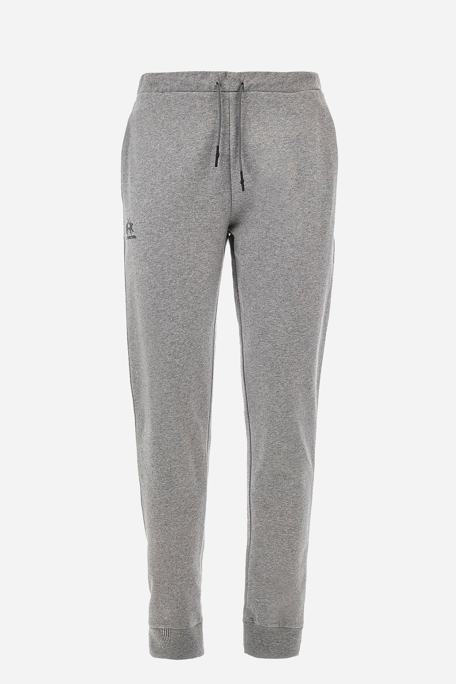 Men's jogging trousers with a logo print on the pocket in a regular fit. Features a drawstring waist, side pockets and back pocket. Made of 100% cotton with a regular fit, a must-have item in your wardrobe for the gym or leisure time. Very easy to combine with a sweatshirt or T-shirt. The model is 187 cm tall and wears a size L. - Medium Heather Grey