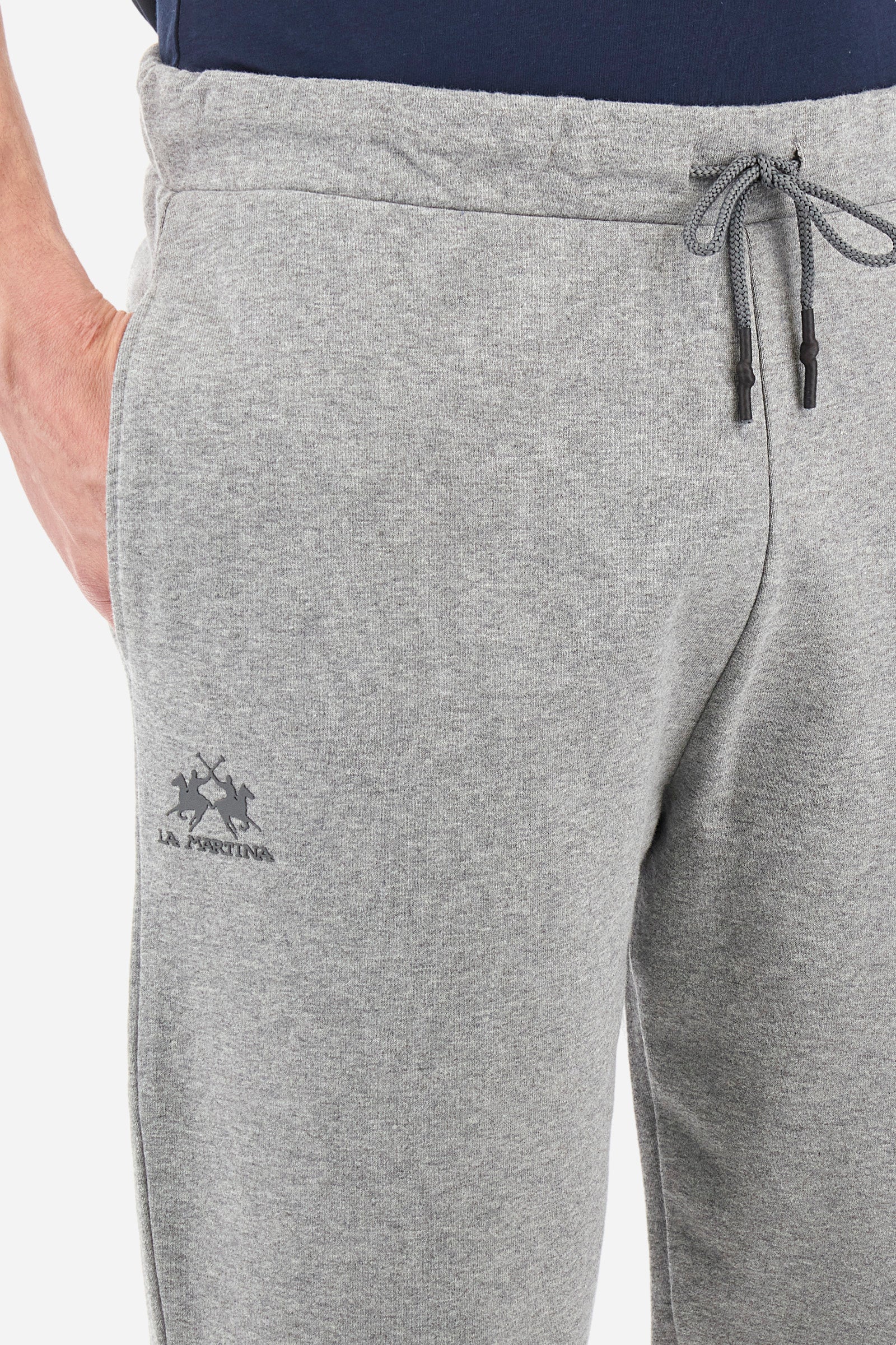 Men's jogging trousers with a logo print on the pocket in a regular fit. Features a drawstring waist, side pockets and back pocket. Made of 100% cotton with a regular fit, a must-have item in your wardrobe for the gym or leisure time. Very easy to combine with a sweatshirt or T-shirt. The model is 187 cm tall and wears a size L. - Medium Heather Grey