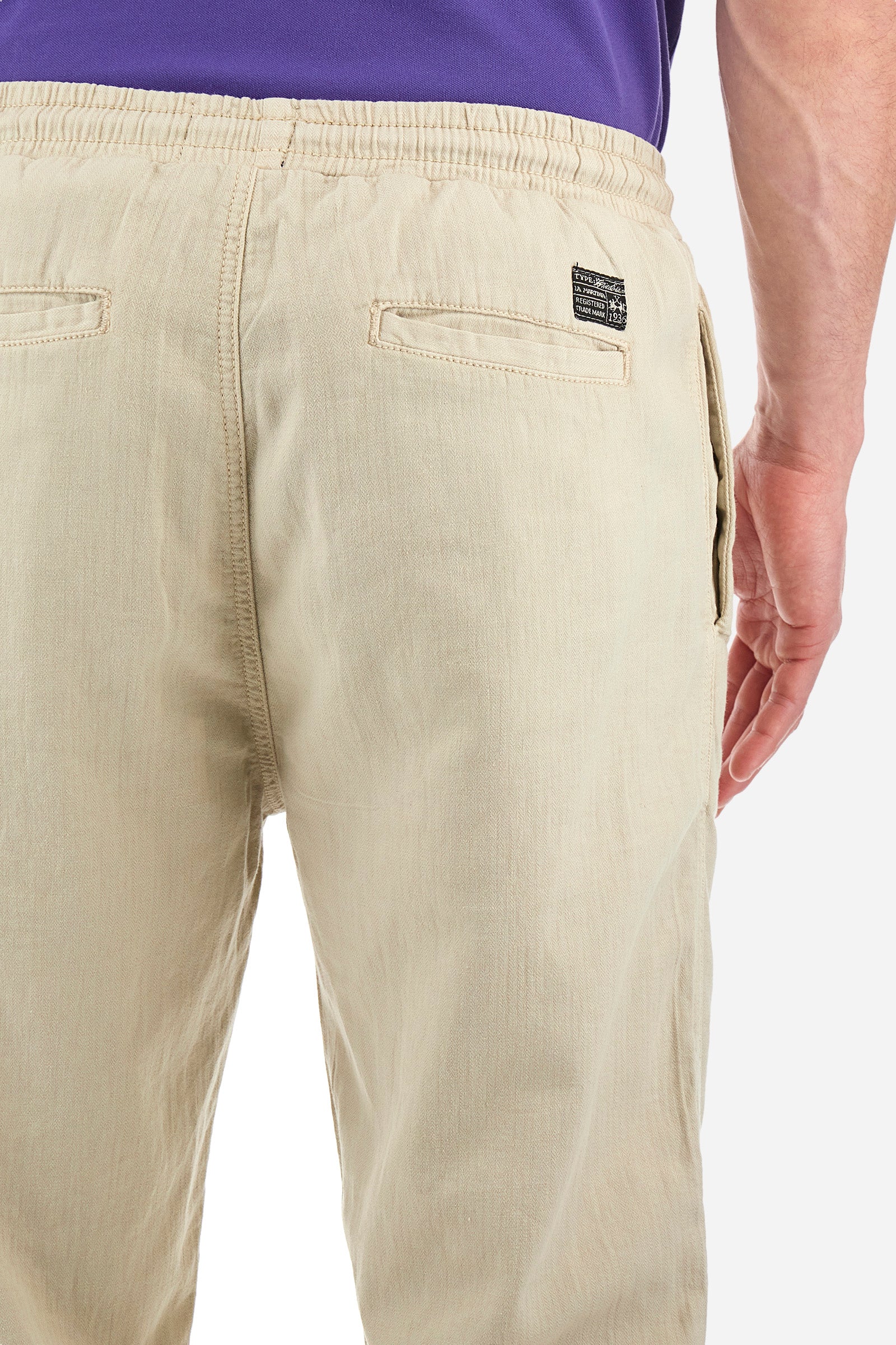Men's solid color trousers made of cotton and linen. Drawstring waist and double front pocket. Two additional pockets are located on the back. The logo is featured on a patch applied to the back. Regular fit. The model is wearing size L. - Tidal Foam