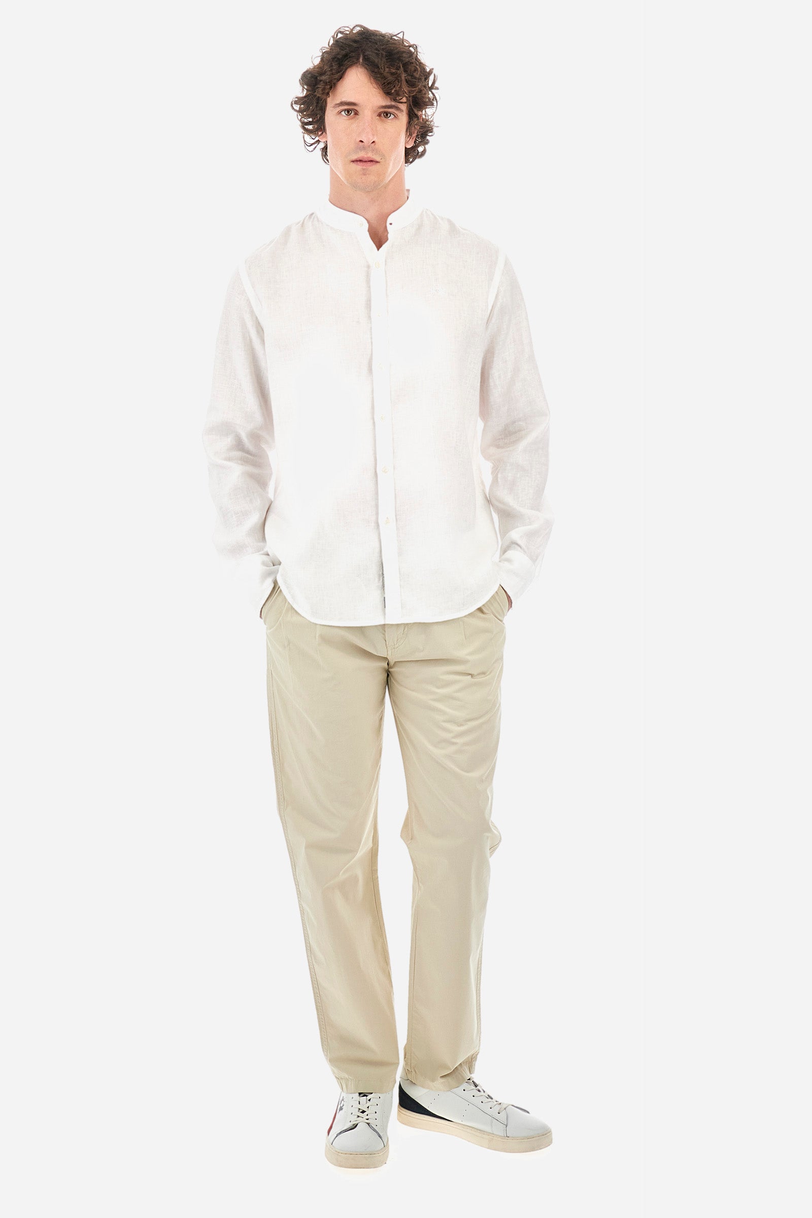 Men's single-colour long-sleeved shirt in 100% linen. Mandarin collar. With buttoned cuffs. Featuring a small embroidered logo on the front. The fit is regular. The model wears a size L. - Optic White