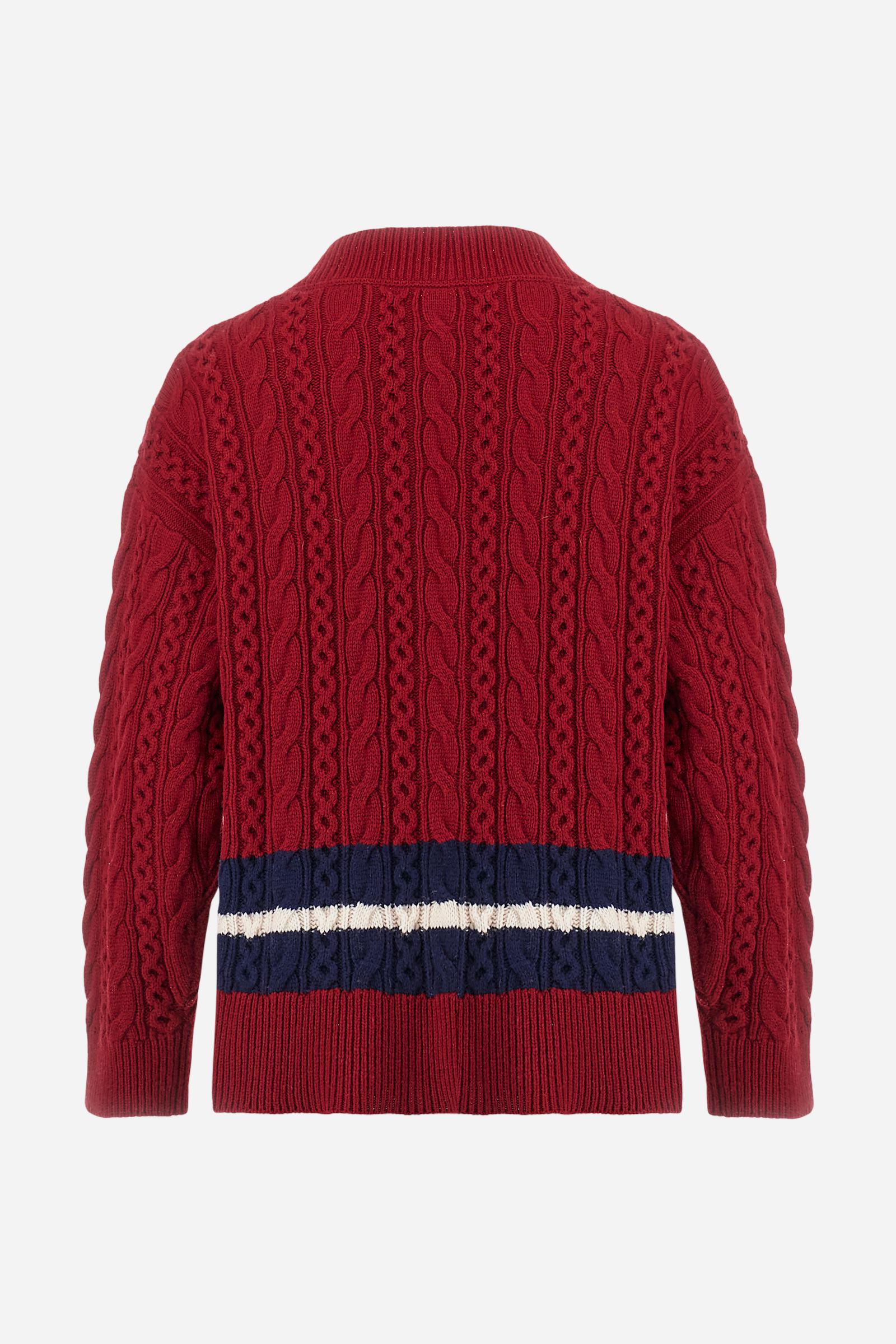 Men’s cardigan with long sleeves in solid-colour lambswool with cable-knit pattern for a refined and classic look. Deep neckline, ribbed cuffs and hem, closure with personalised horn-effect buttons. Applied front pockets and bicolour bands on the hem reflecting the chest patch colours. Oversized fit with dropped shoulders for a modern silhouette. The model wears size L. - Chili Pepper