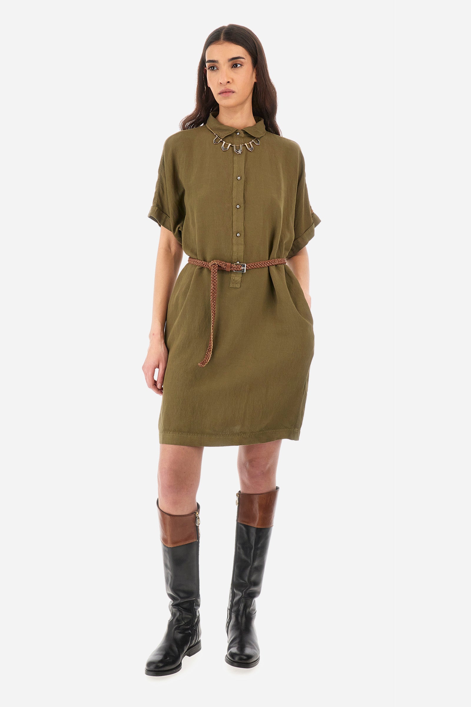 Single-colour short-sleeved dress, in a linen blend. Soft, straight cut silhouette, above-the-knee length. Waistline marked by the belt supplied with the garment. French collar. With button fastening. Featuring two front welt pockets. The number 2 and the lettering "La Martina" are embroidered on the back. The logo is present on a metal plate sewn on one sleeve. The fit is regular. The model wears a size 2. - Military Olive