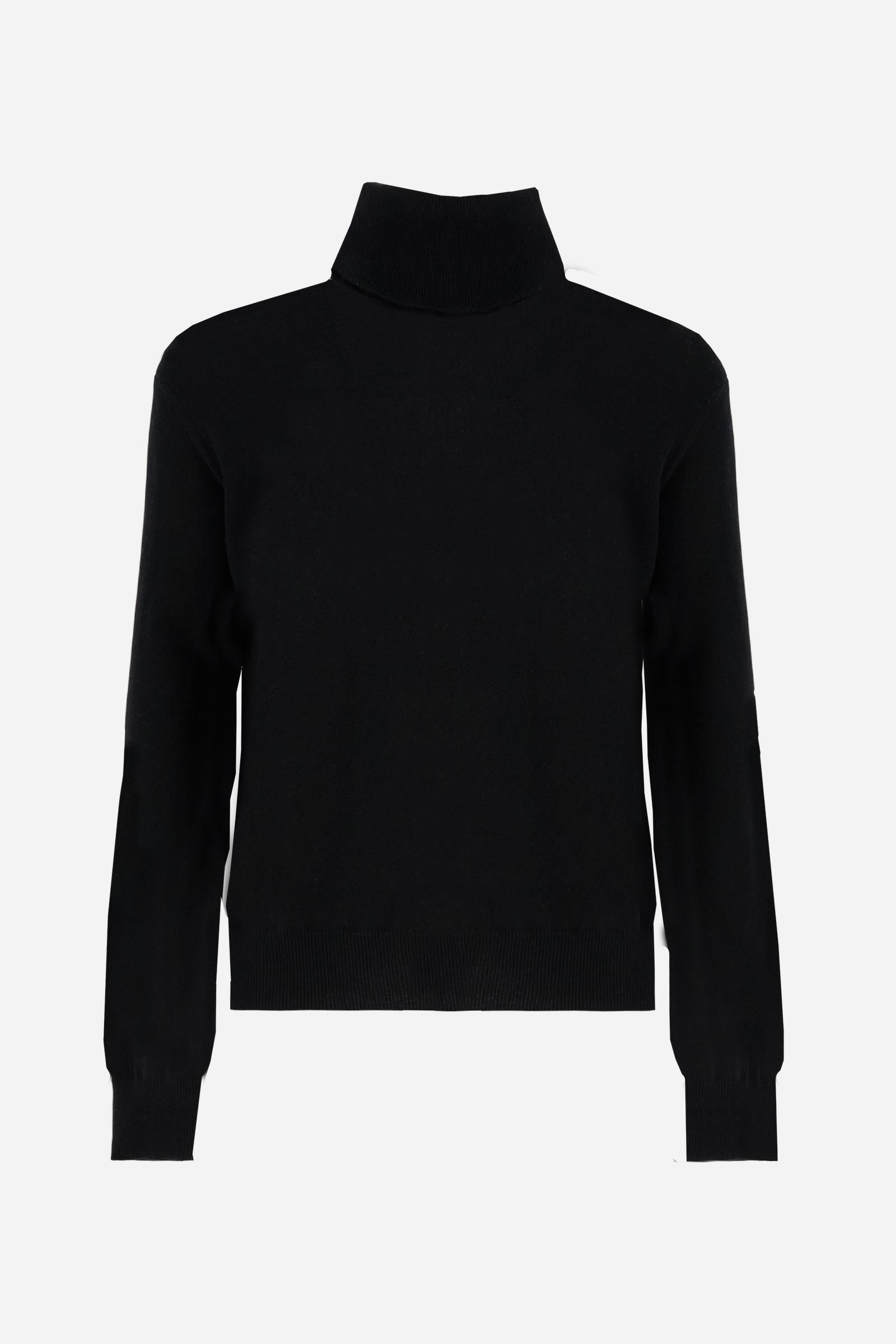 Men's long-sleeved solid colour jumper. This high-neck model is made in a soft-touch wool blend. The neck and cuffs are made in tone-on-tone ribbing. The logo is embroidered on the left of the chest in tone-on-tone thread. Regular fit. The model is wearing a size L - Black