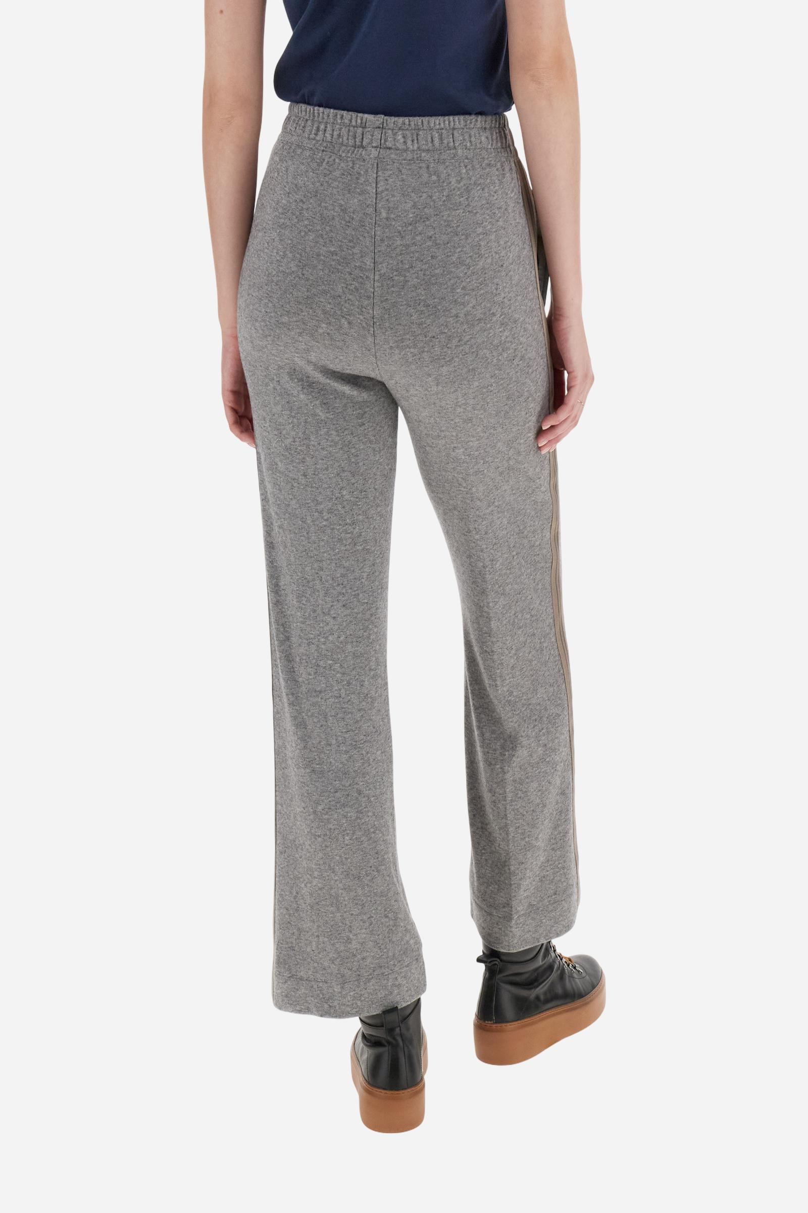 Women’s pants made of viscose-blend interlock fleece, soft and luxurious on the skin. Elastic waistband with adjustable drawstring ensures optimal comfort. Side pockets and bicolor striped tape along the sides complete the design. A small tonal embroidered logo enriches the front. Straight leg with slightly flared hem for a feminine, elegant twist in athleisure style. Model wears size 2. - Medium Heather Grey