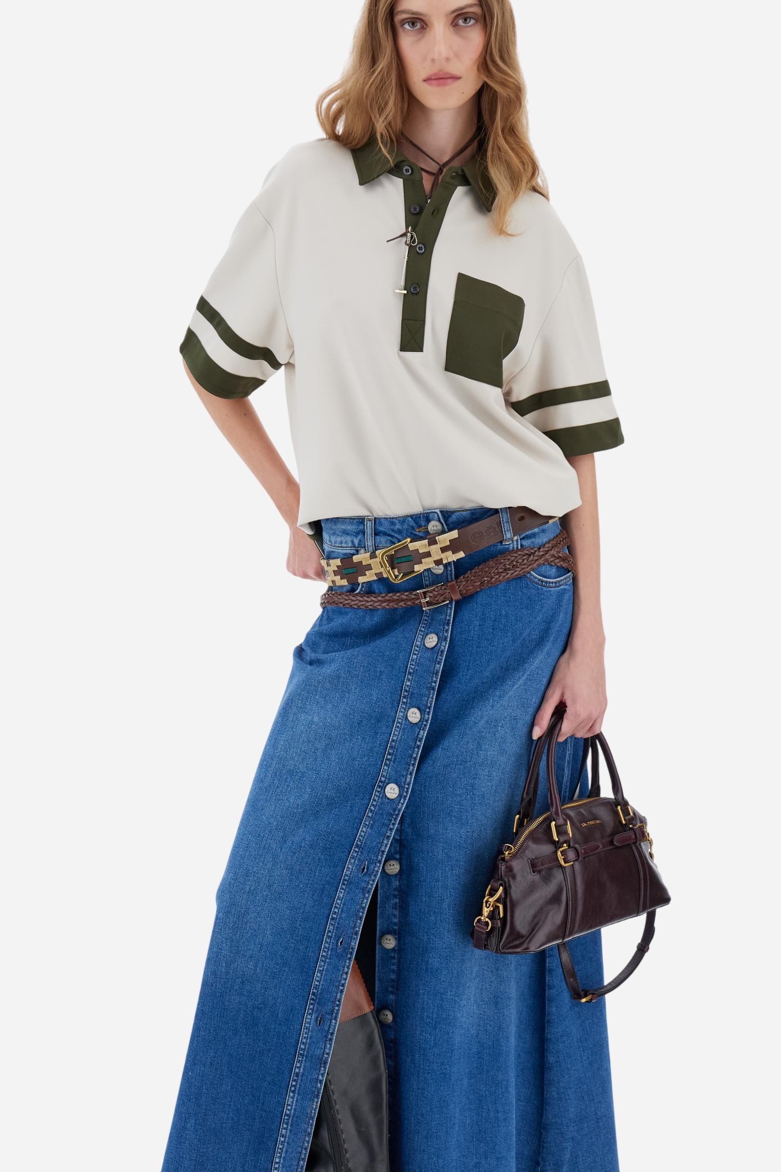 Women’s short-sleeve polo shirt in high-quality solid-colour viscose blend interlock. Classic collar with deep three-button placket, contrast fabric details on body and sleeves. Large embroidered logo on the back. Boxy, straight fit at the hips for a modern and comfortable silhouette. The model wears size L. - Creme Brulè/Kombu Gr