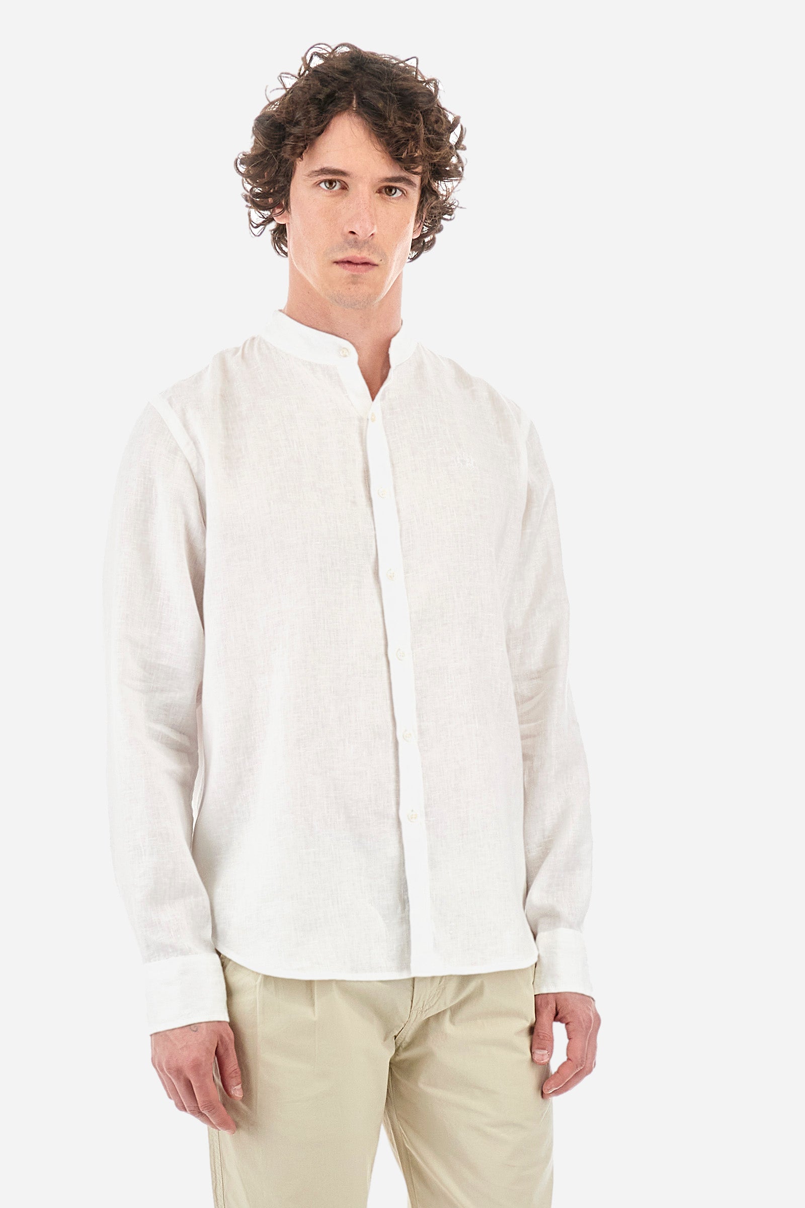 Men's single-colour long-sleeved shirt in 100% linen. Mandarin collar. With buttoned cuffs. Featuring a small embroidered logo on the front. The fit is regular. The model wears a size L. - Optic White