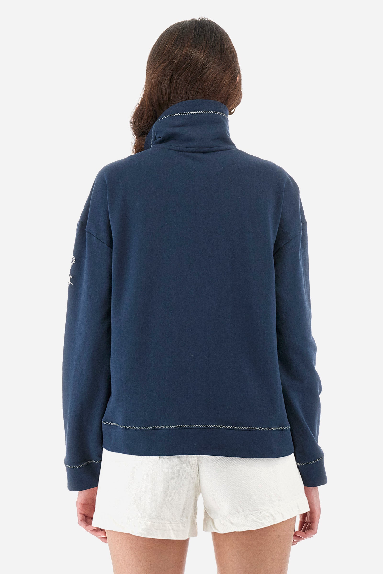 Women’s sweatshirt with long sleeves in solid color with full zip closure in contrasting tone. Made of stretch cotton. Wide neck, can be zipped up high. Contrasting embroidered lettering and logos on the front and sleeves recall the Polo Club Grand Hotel capsule collection. Regular fit. The model wears a size 2. - Navy
