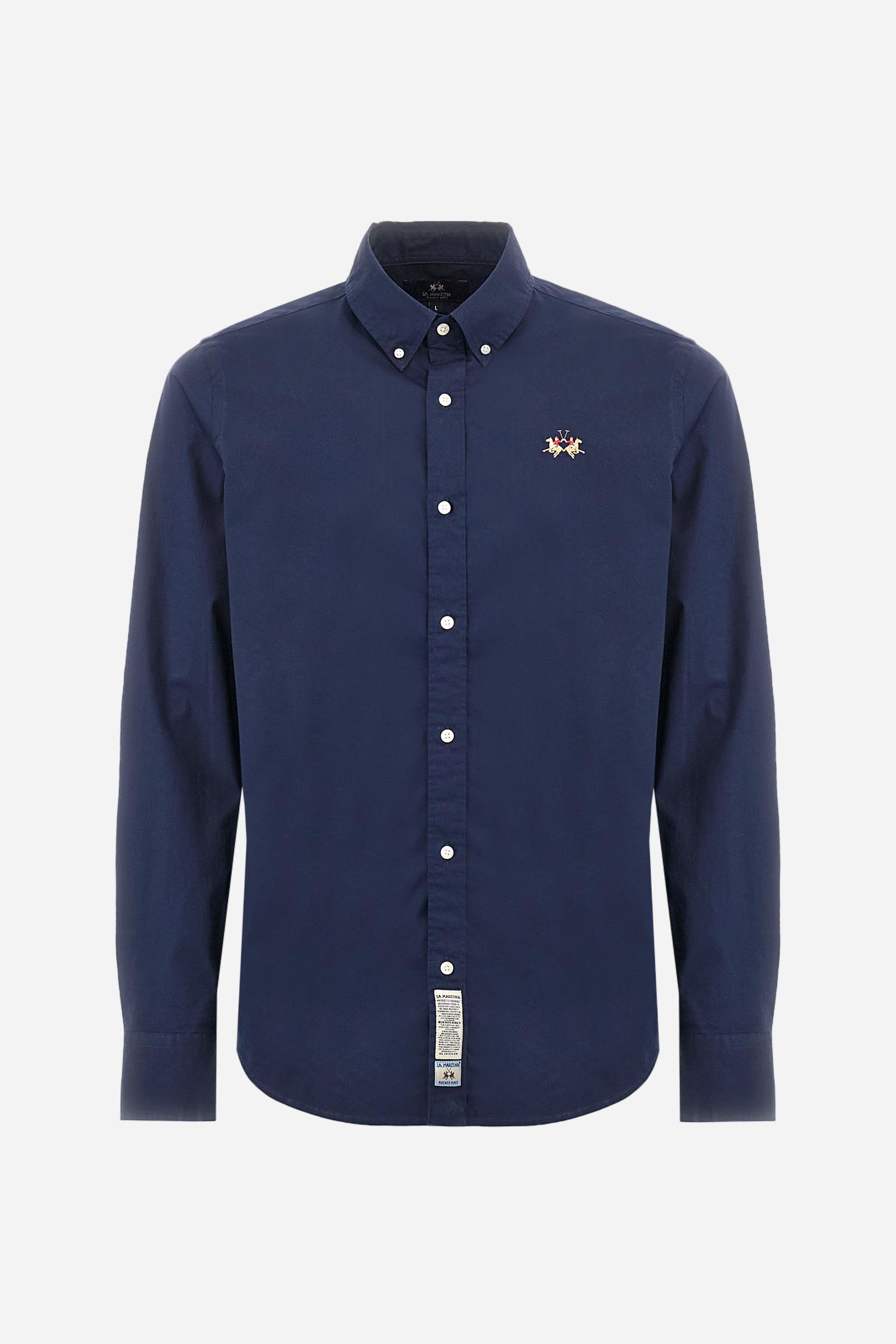 Men's plain long-sleeved shirt made from stretch cotton poplin for a comfortable fit. Featuring a button-down collar and woven labels at the bottom of the opening. A multicoloured logo is embroidered on the chest, over the heart, in contrasting thread. The slim fit ensures a sleek and modern look. The model is wearing a size L. - Navy