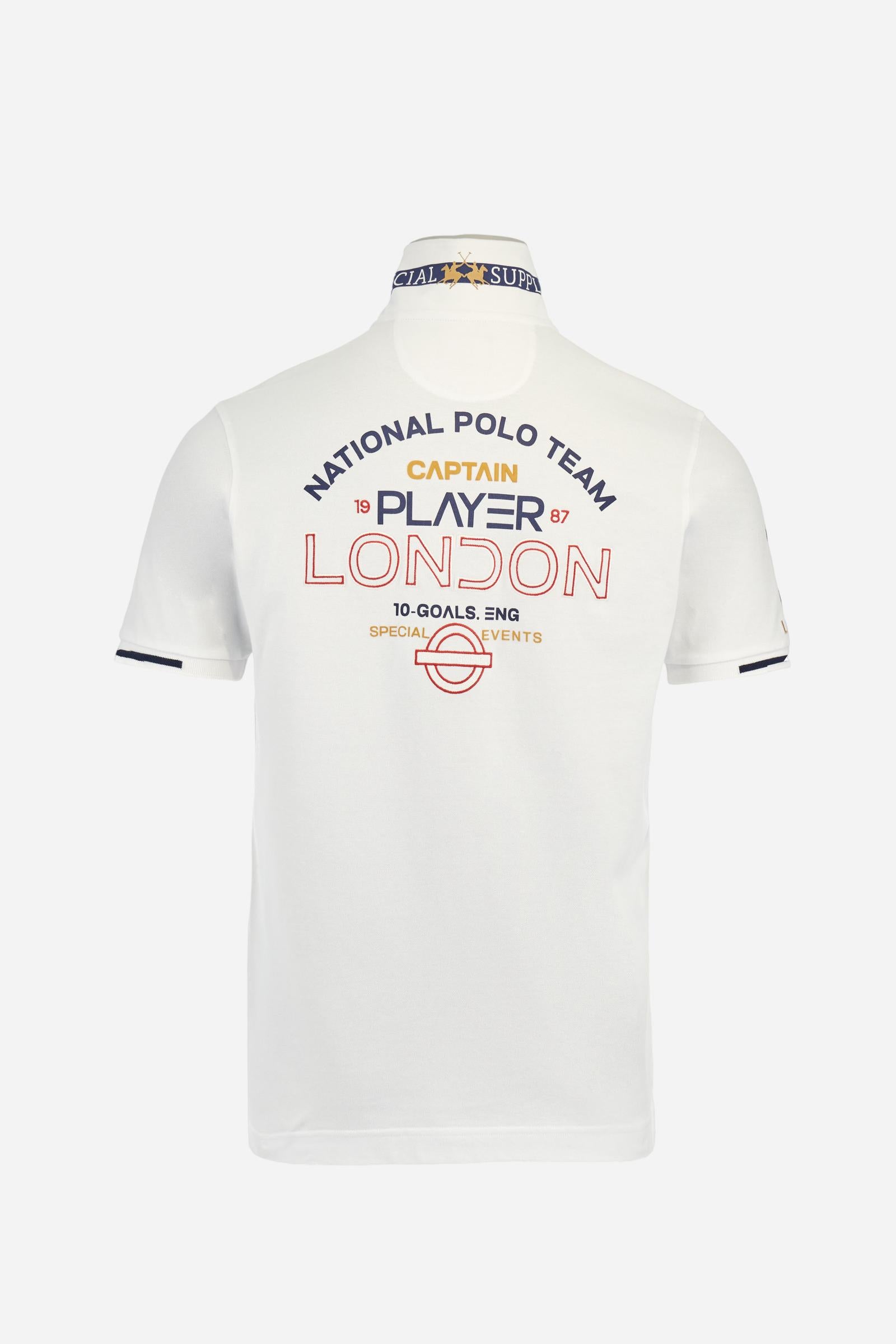 Short-sleeved, single-colour men's polo shirt made of stretch cotton piqué. Fastens with two buttons and internal opening, button side, in contrasting fabric. Ribbed collar and cuffs. The cuffs feature an inlaid detail in a contrasting colour. The graphics on the chest and back are made with mixed techniques: printing and embroidery. The logo is embroidered on the chest, left side. The fit is regular. The model is wearing a size L. - Optic White