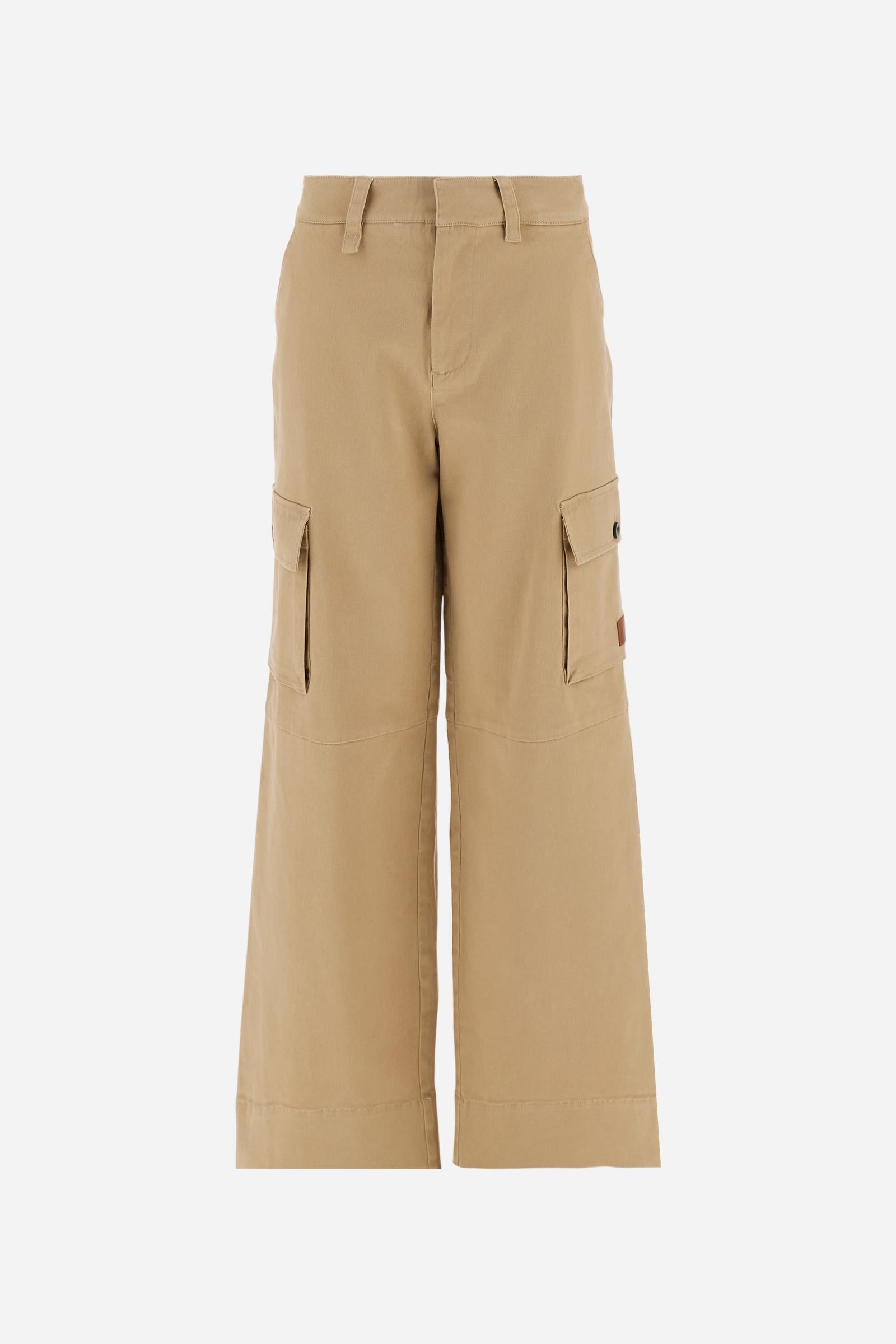 Women’s long cargo trousers in stretch cotton twill with front zip and internal hook closure. Side slash pockets and large applied thigh pockets with flap and personalised horn-effect buttons, also repeated on the back as a detail. Logo on faux leather label applied to the left thigh pocket. Relaxed fit with wide, straight leg. The model wears size 2. - Travertine