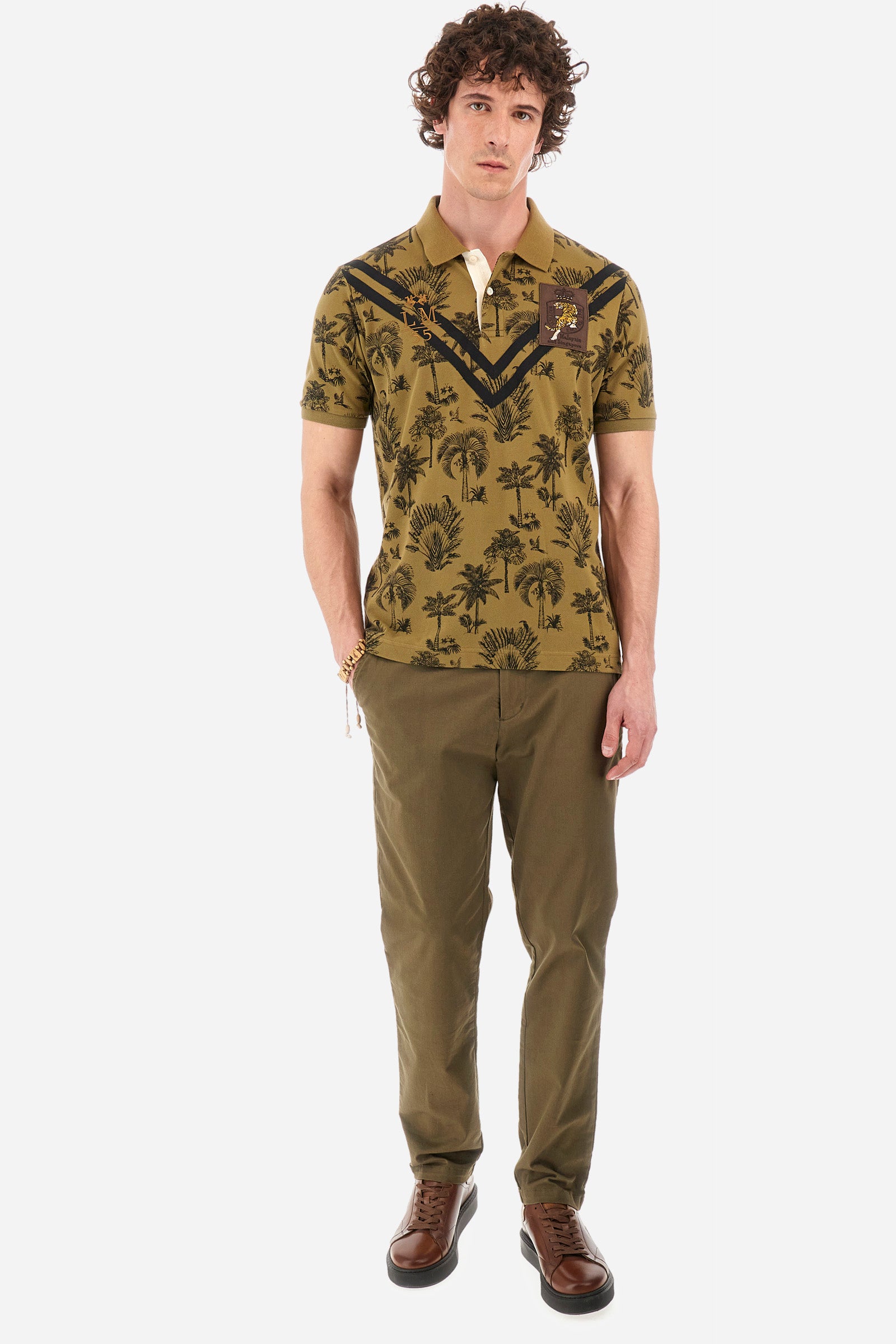 Men's single-colour chinos in elasticated cotton. With belt loops, zip and button fastening. There are two open front pockets and two closed back pockets. The logo is embroidered on the back. The fit is regular. The model wears a size 33. - Military Olive