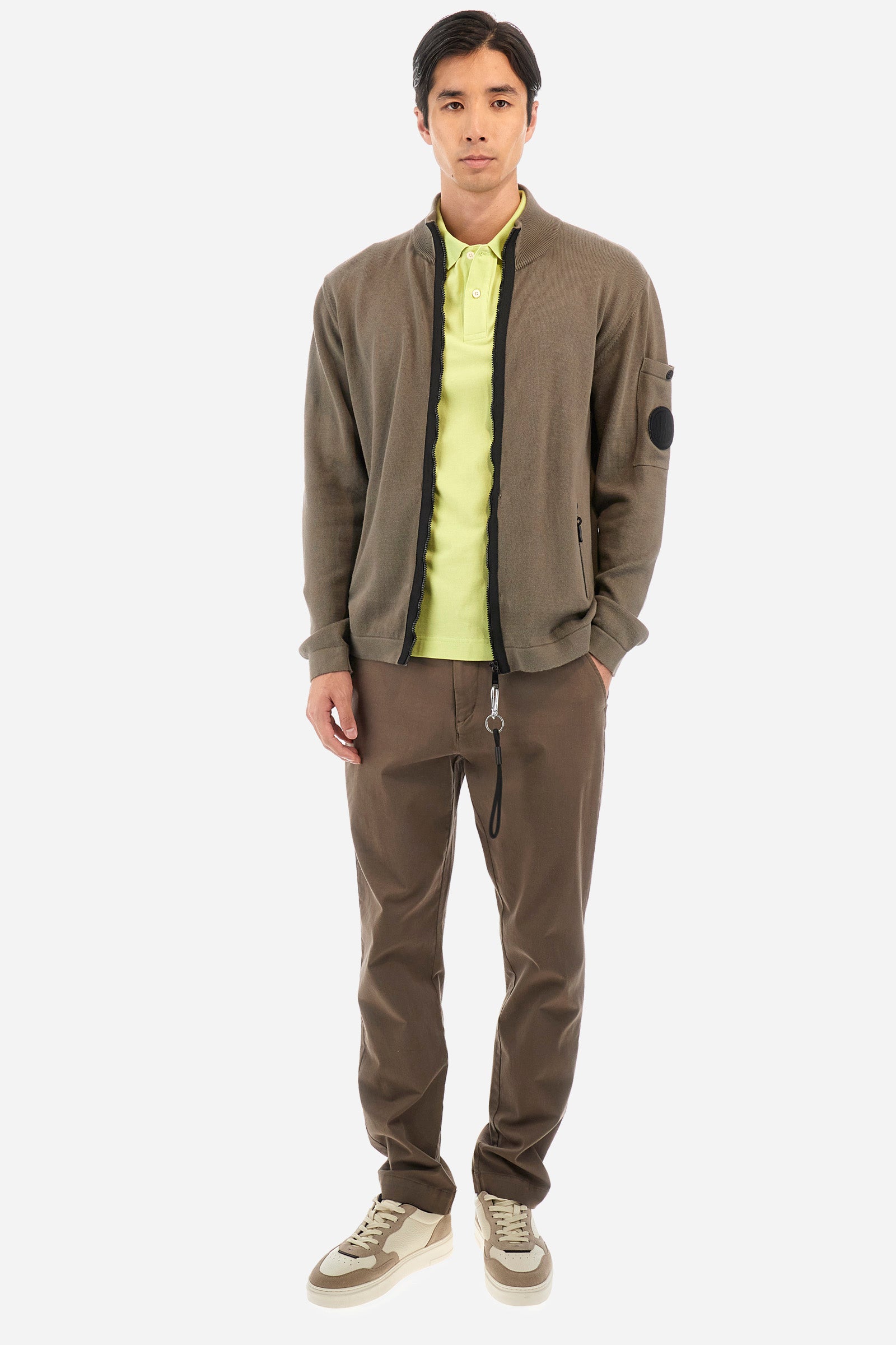 Men's single-colour chinos in stretch cotton. With belt loops, zip and button fastening. There are two functional front pockets, two rear pockets and two further pockets on the sides of the trousers. The logo is sewn on the back. The fit is regular. The model wears a size 33. - Bungee Cord