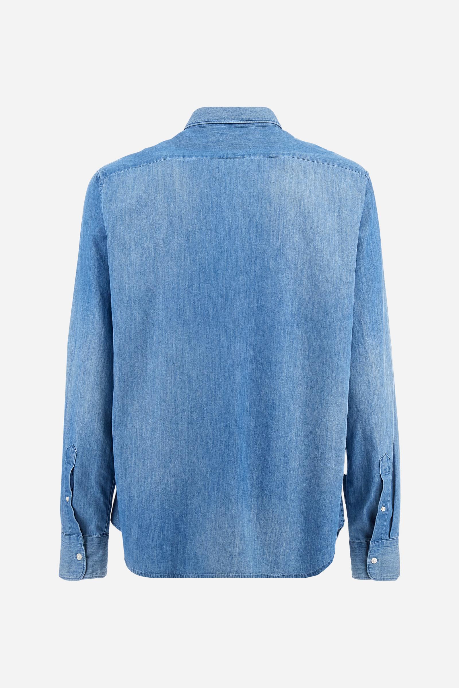 Men's shirt with long sleeves in 100% cotton lightweight denim. Medium wash with all-over light highlights. Semi-cutaway collar. The logo is embroidered in contrasting colour thread on the left side of the chest. Regular fit. The model is wearing a size L. - Medium Indigo Denim