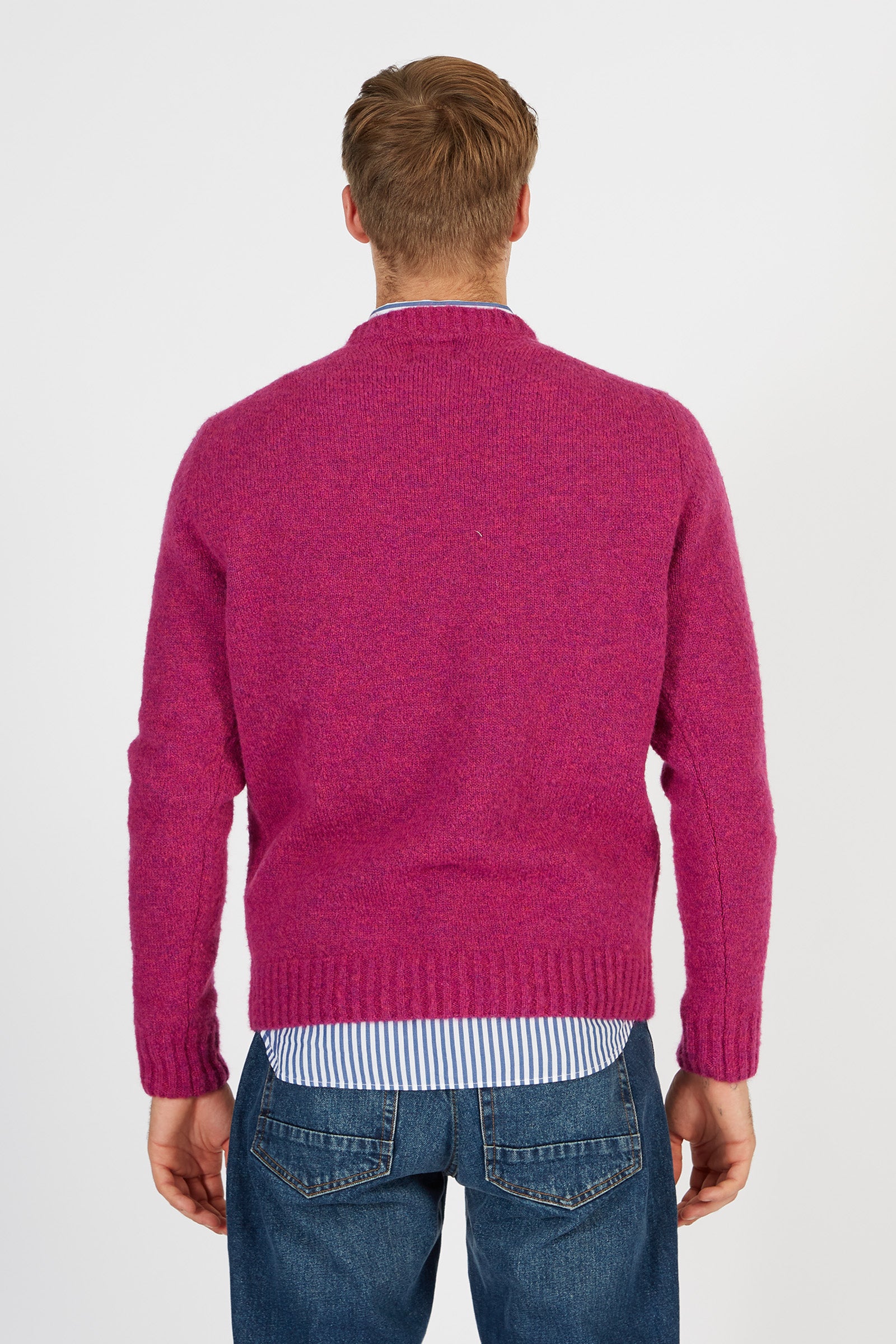Men’s sweater with long sleeves, crew neck, made of a soft blend of wool and alpaca. The logo is embroidered in thread on the chest tone on tone. A timeless classic of the Blue Ribbon line, easy to match both a sporty and casual outfit. The regular fit adapts perfectly to any type of build. Perfect with a collection light trousers or denim. The model is 187 cm tall and wears a size L. - Willowherb