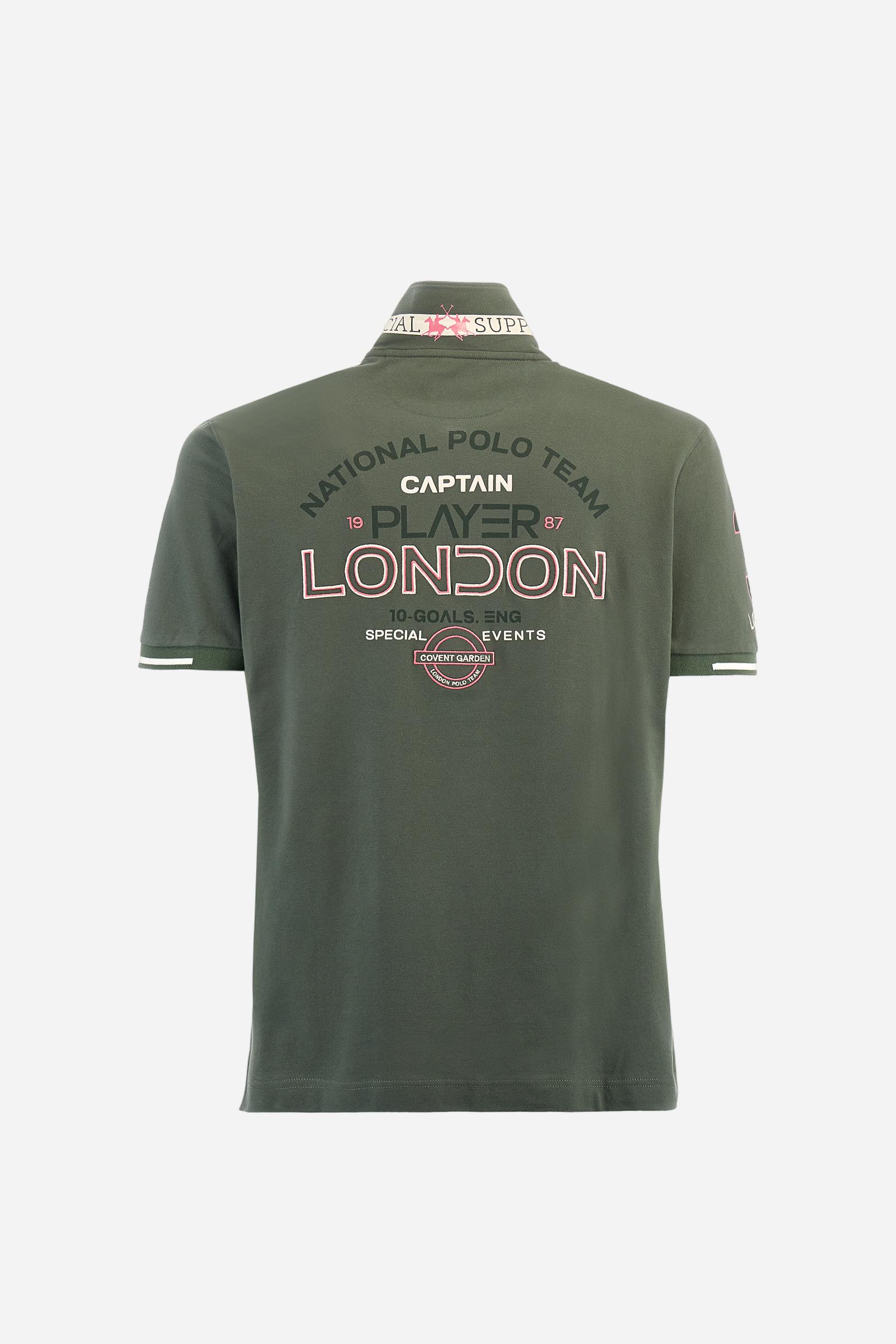 Short-sleeved, single-colour men's polo shirt made of stretch cotton piqué. Fastens with two buttons and internal opening, button side, in contrasting fabric. Ribbed collar and cuffs. The cuffs feature an inlaid detail in a contrasting colour. The graphics on the chest and back are made with mixed techniques: printing and embroidery. The logo is embroidered on the chest, left side. The fit is regular. The model is wearing a size L. - Thyme