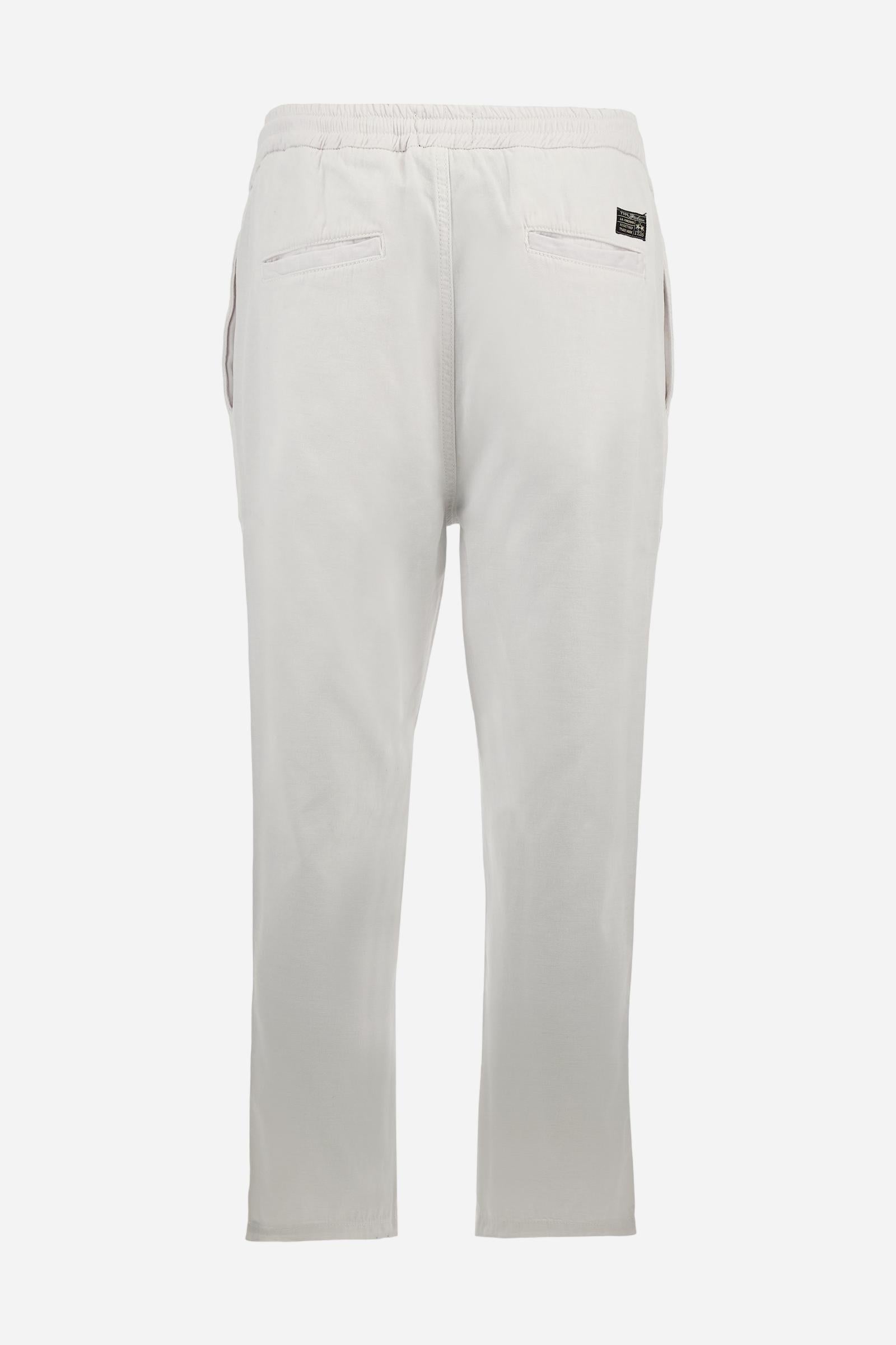 Men's plain straight-cut trousers, made of linen and cotton canvas. Featuring a waist belt at the back and on the sides with elasticated external drawstring for adjustment. The front opening also has a faux horn button on the belt and a zip. Double welt pocket inserted into the sides. There are two additional welt pockets on the back. The logo is featured on the woven label sewn above the right back pocket. Regular fit. The model is wearing a size L. - Optic White