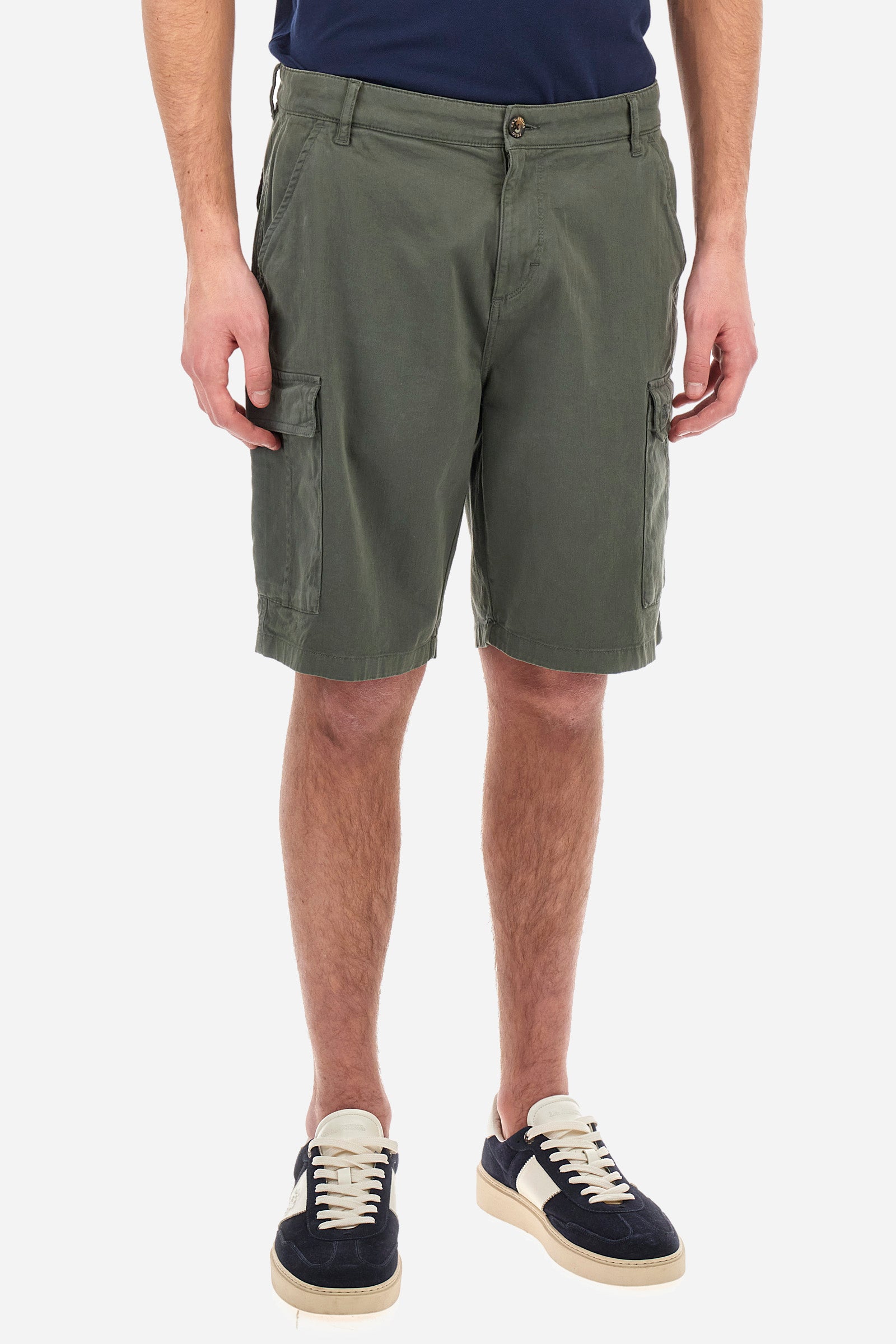 Men's single-colour Bermuda shorts in cotton twill. There are two American pockets, two cargo pockets and two back pockets. With belt loops. Zip and button fastening. The logo is embroidered tone-on-tone on the left cargo pocket. Regular fit. The model is wearing a size 33. - Thyme