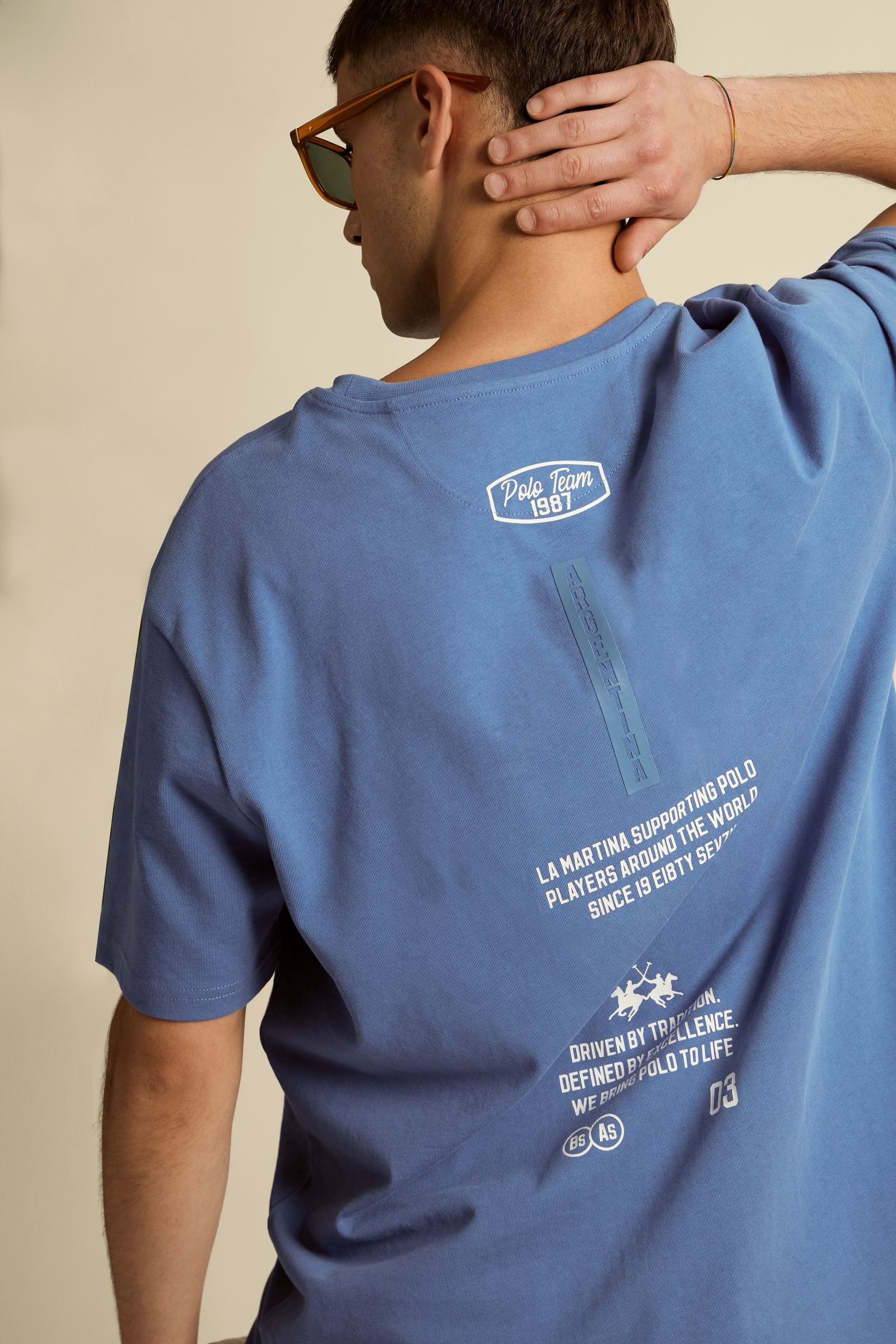 Men’s short sleeve T-shirt made of soft-hand 100% cotton jersey. Crew neck with matching ribbed collar and bold graphics inspired by the Argentine Team aesthetic. The letter A is embroidered on the chest, while the back features a large contrast text print recounting the brand’s history, enriched with iconic logos and slogans. Small contrast print with brand logo on the right side. Contemporary fit, comfortable and modern. The model wears size L. - Riviera