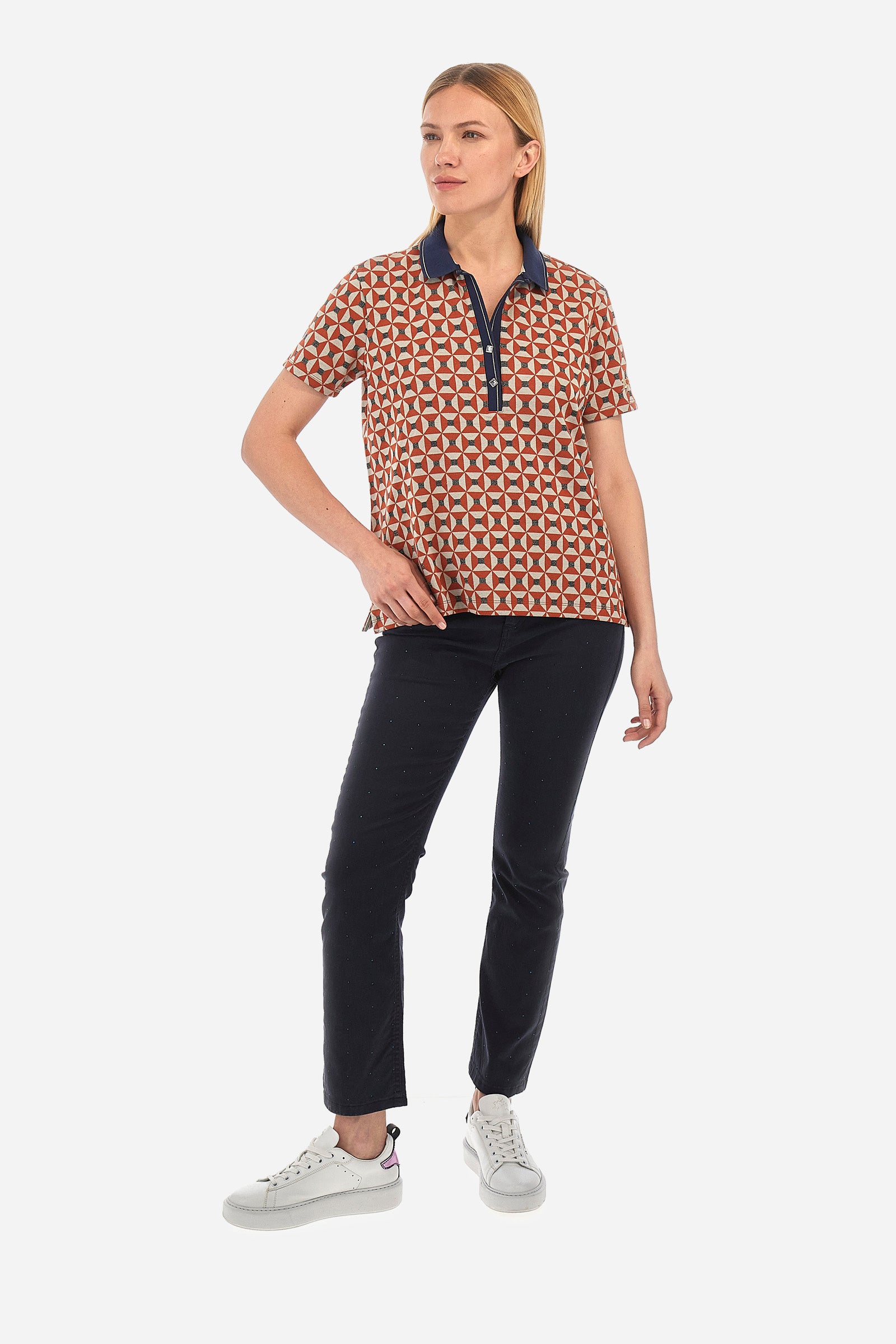 Women’s polo with short sleeves in multicolor geometric pattern of the Polo Academy line. Made of jaquard plush material. V-neck with double jewel button closure. Collar and ribbed and contrast neckline. The logo is sewn on one of the sleeves. The fit is regular. The model wears a size 2. - CINNABAR/NAVY/BONE W
