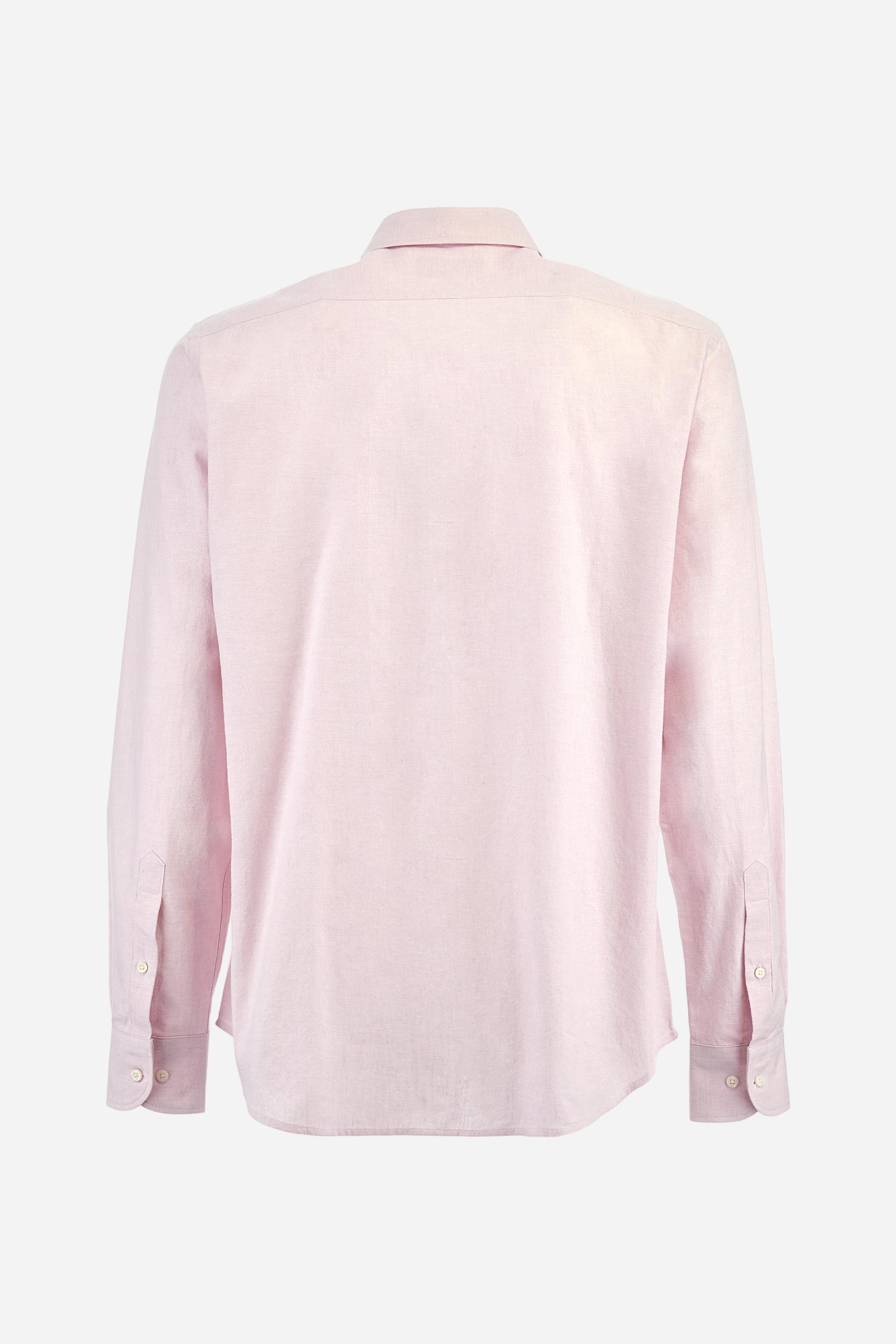 Men's plain long-sleeved shirt made from linen canvas. It features a button-down collar and a basic, traditional design, with woven labels at the bottom of the opening. The logo is embroidered on the chest, over the heart, in tone-on-tone thread. Regular fit. The model is wearing a size L. - Parfait Pink