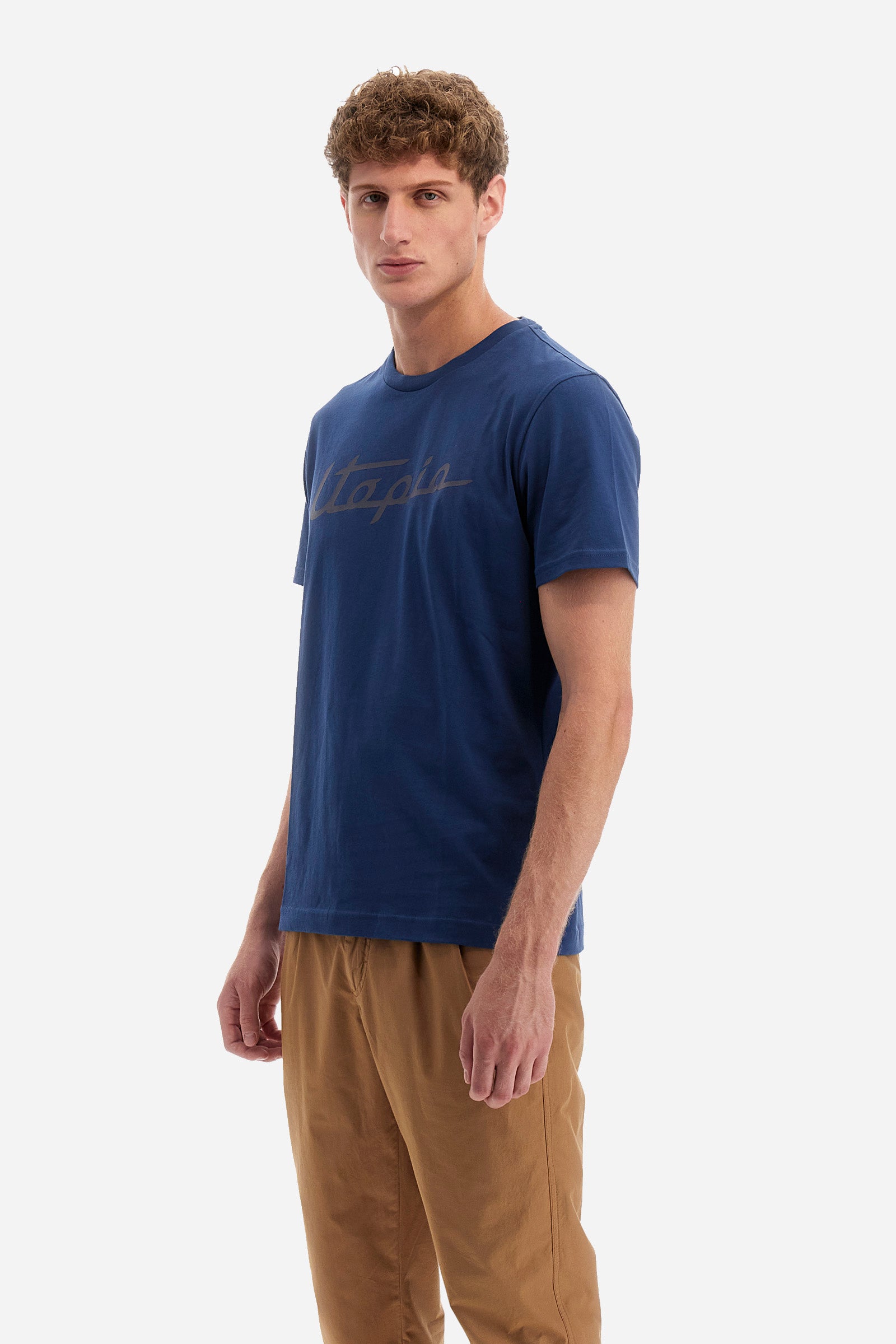 Men's short-sleeved T-shirt with a crew neck in a single colour. Made of 100% cotton. On the front we find the characteristic lettering of this line in collaboration with Pagani. A patch with the writing "La Martina" and "Pagani" is sewn on the back. Regular fit. The model wears a size L. - Ensign Blue