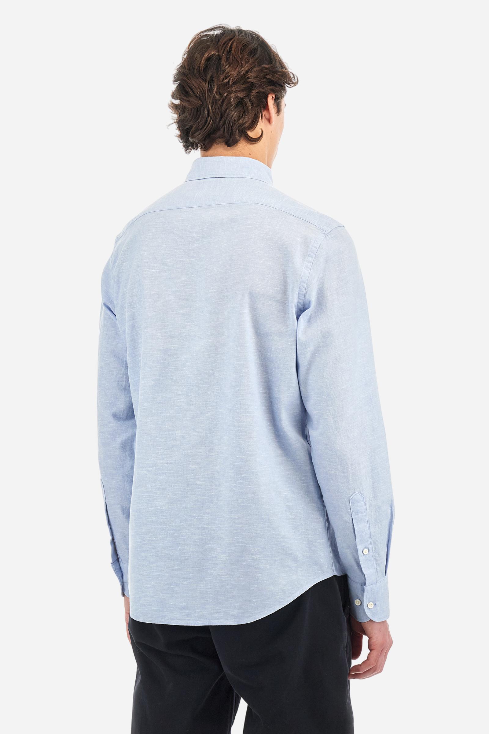 Men's plain long-sleeved shirt made from linen canvas. It features a button-down collar and a basic, traditional design, with woven labels at the bottom of the opening. The logo is embroidered on the chest, over the heart, in tone-on-tone thread. Regular fit. The model is wearing a size L. - Blue Bell