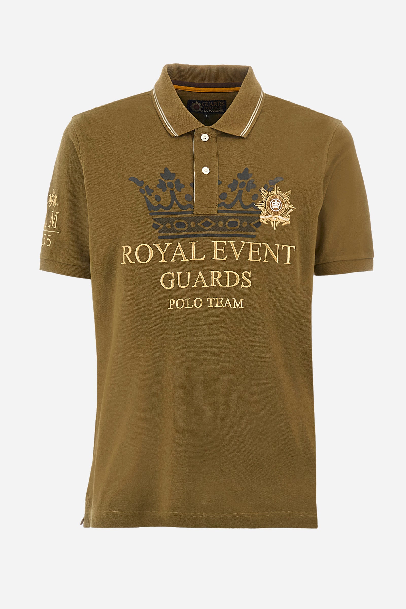 Men's single-colour short-sleeved polo shirt in 100% cotton. Two-button fastening. Collar with two contrasting stripes and ribbed armholes. On the front we find lettering and the symbol representing the Guards line. The brand's initials, the number 55 and the logo are embroidered on one of the sleeves. The fit is regular. The model wears a size L. - Military Olive