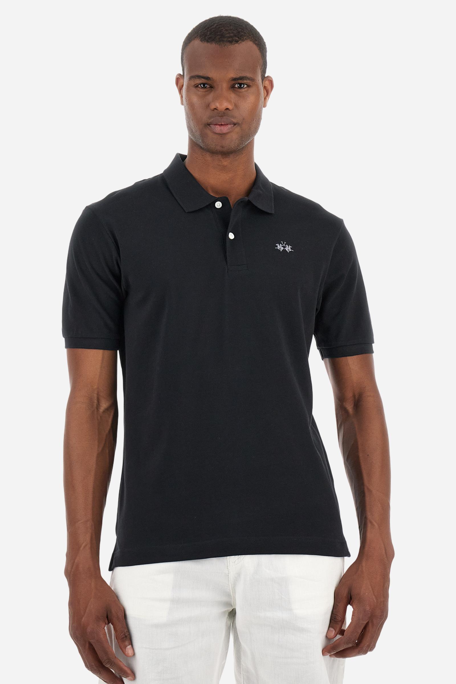 Men's plain-coloured, short-sleeved, regular-fit cotton polo shirt. Contrasting La Martina logo sewn onto the chest. This versatile garment goes perfectly with a pair of jeans from the collection. - Black