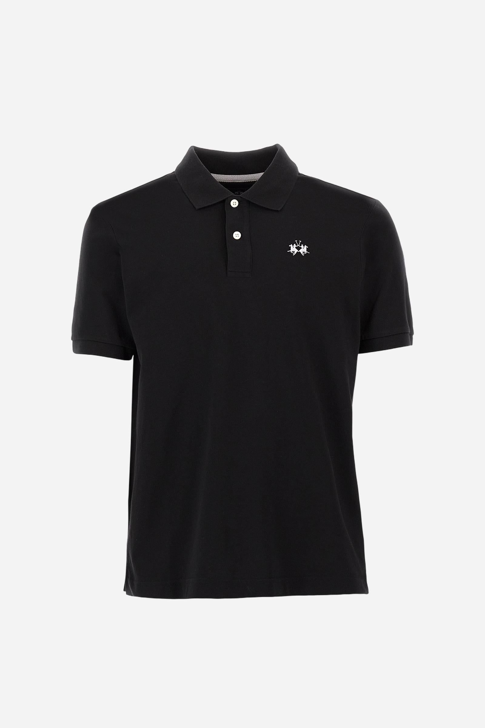 Men's plain-coloured, short-sleeved, regular-fit cotton polo shirt. Contrasting La Martina logo sewn onto the chest. This versatile garment goes perfectly with a pair of jeans from the collection. - Black