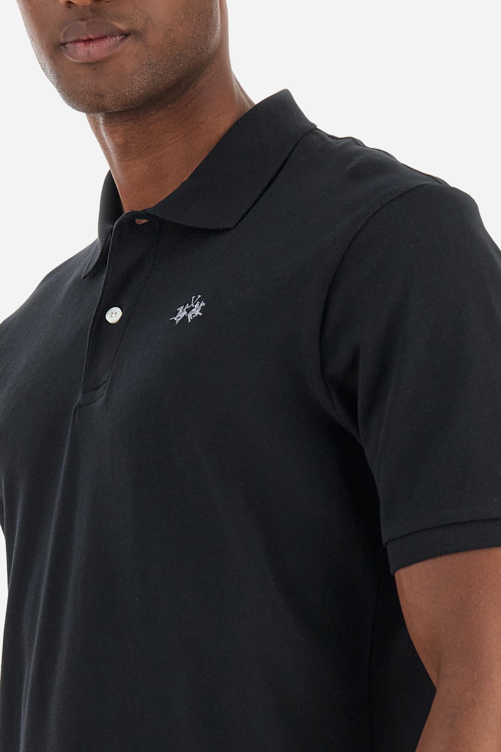 Men's plain-coloured, short-sleeved, regular-fit cotton polo shirt. Contrasting La Martina logo sewn onto the chest. This versatile garment goes perfectly with a pair of jeans from the collection. - Black