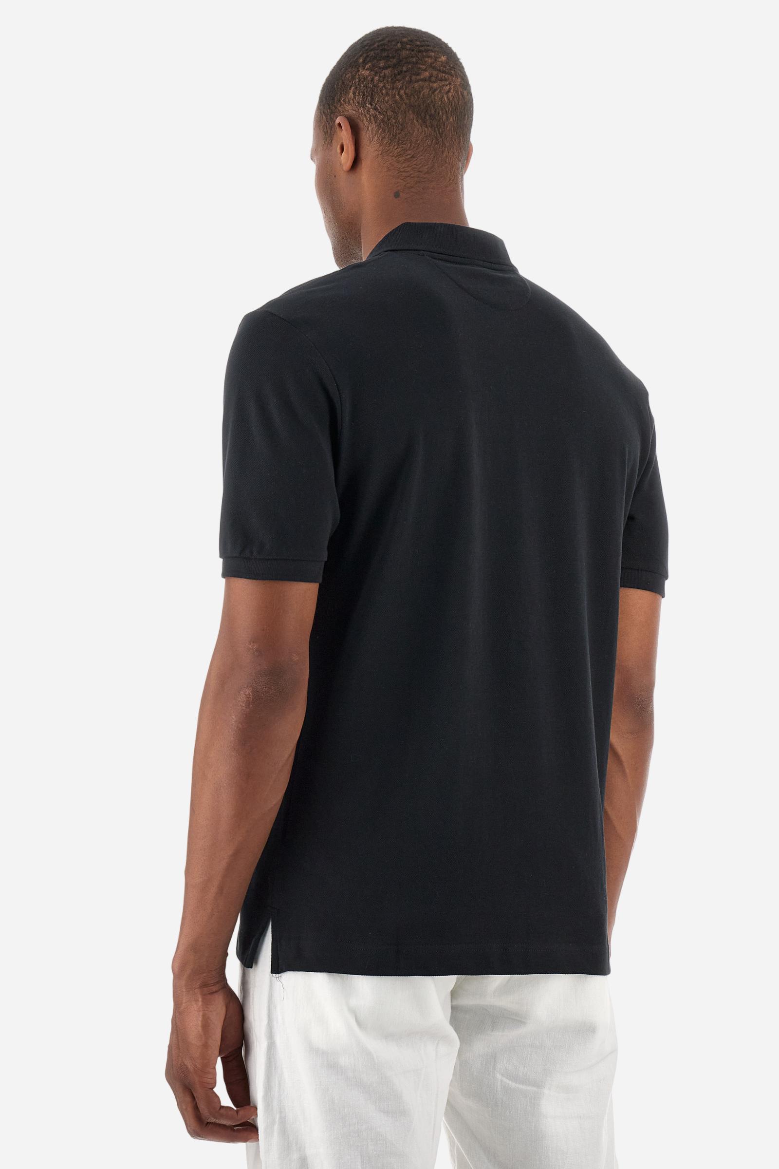 Men's plain-coloured, short-sleeved, regular-fit cotton polo shirt. Contrasting La Martina logo sewn onto the chest. This versatile garment goes perfectly with a pair of jeans from the collection. - Black