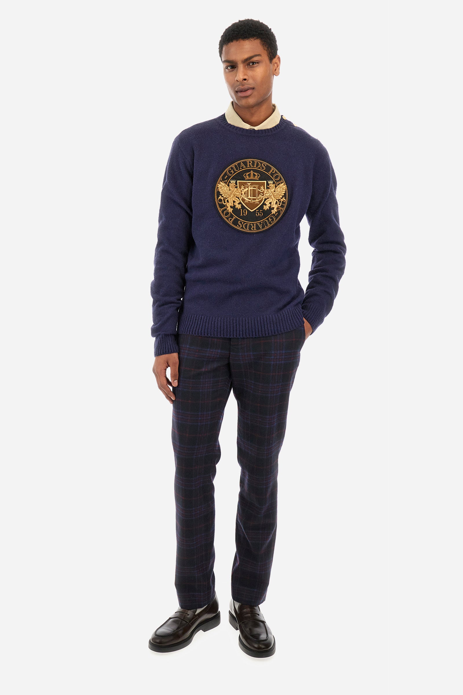 Men’s sweater with long sleeves with crew neck, solid color regular fit. Made of merino wool, it features a large gold embroidery on the front that recalls the Guards capsule. Golden buttons applied on one shoulder and the drawstring at the waist make the garment elegant and perfect for formal outfits or to give a more refined touch. The model is 187 cm tall and wears a size L. - Navy