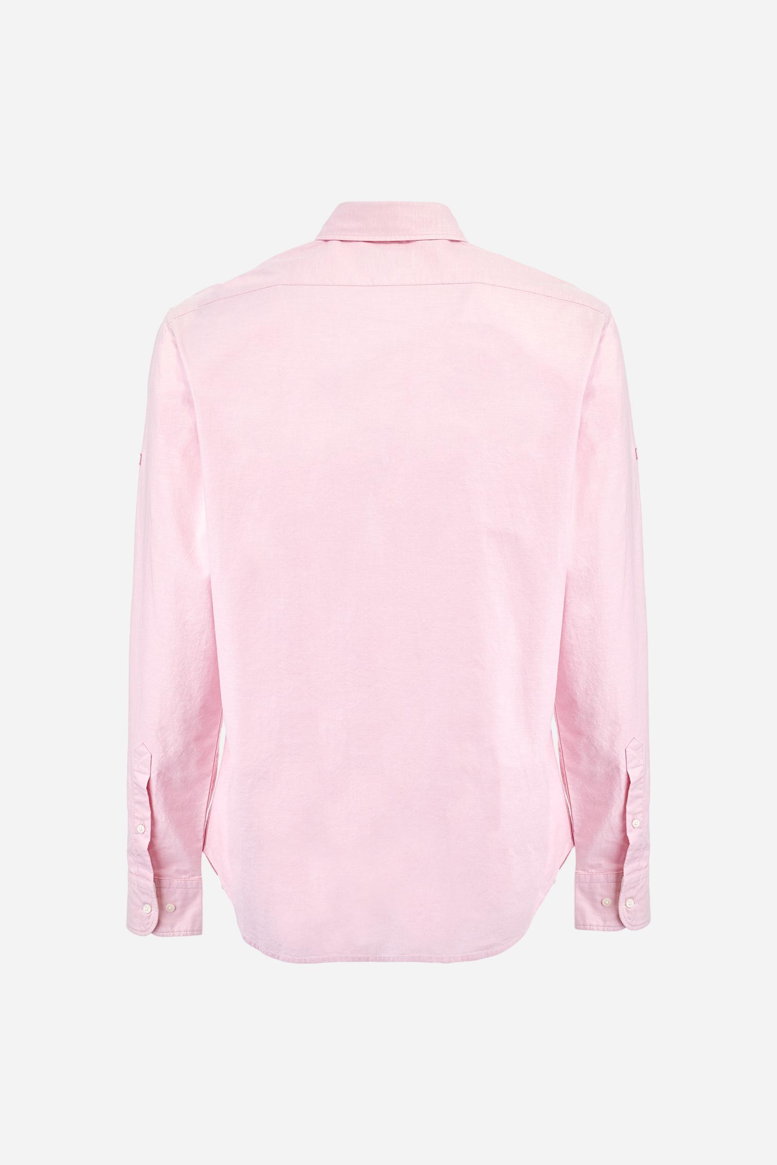 Men's long-sleeved single-colour shirt made of 100% Oxford cotton. Button-down collar. Featuring twill details on the inner collar and cuff. The graphics on the chest and sleeves are embroidered with contrasting coloured threads. The fit is regular. The model is wearing a size L. - Parfait Pink