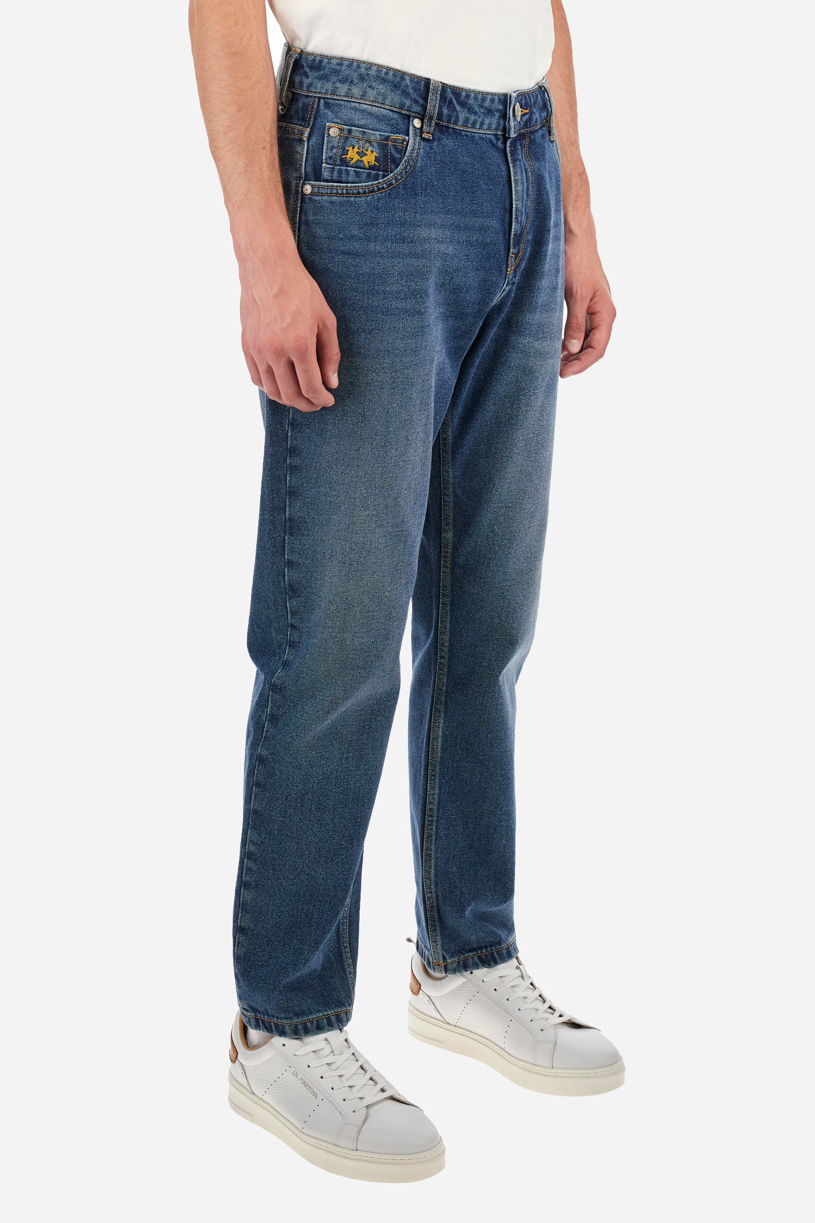 Men's plain 5-pocket jeans, made from 100% cotton. Complete with belt loops and a zip fly and button. Double front pocket with a small pocket on one side and double pocket on the back. The logo is embroidered on the front. Regular fit. The model is wearing a size 33. - Light Indigo Denim