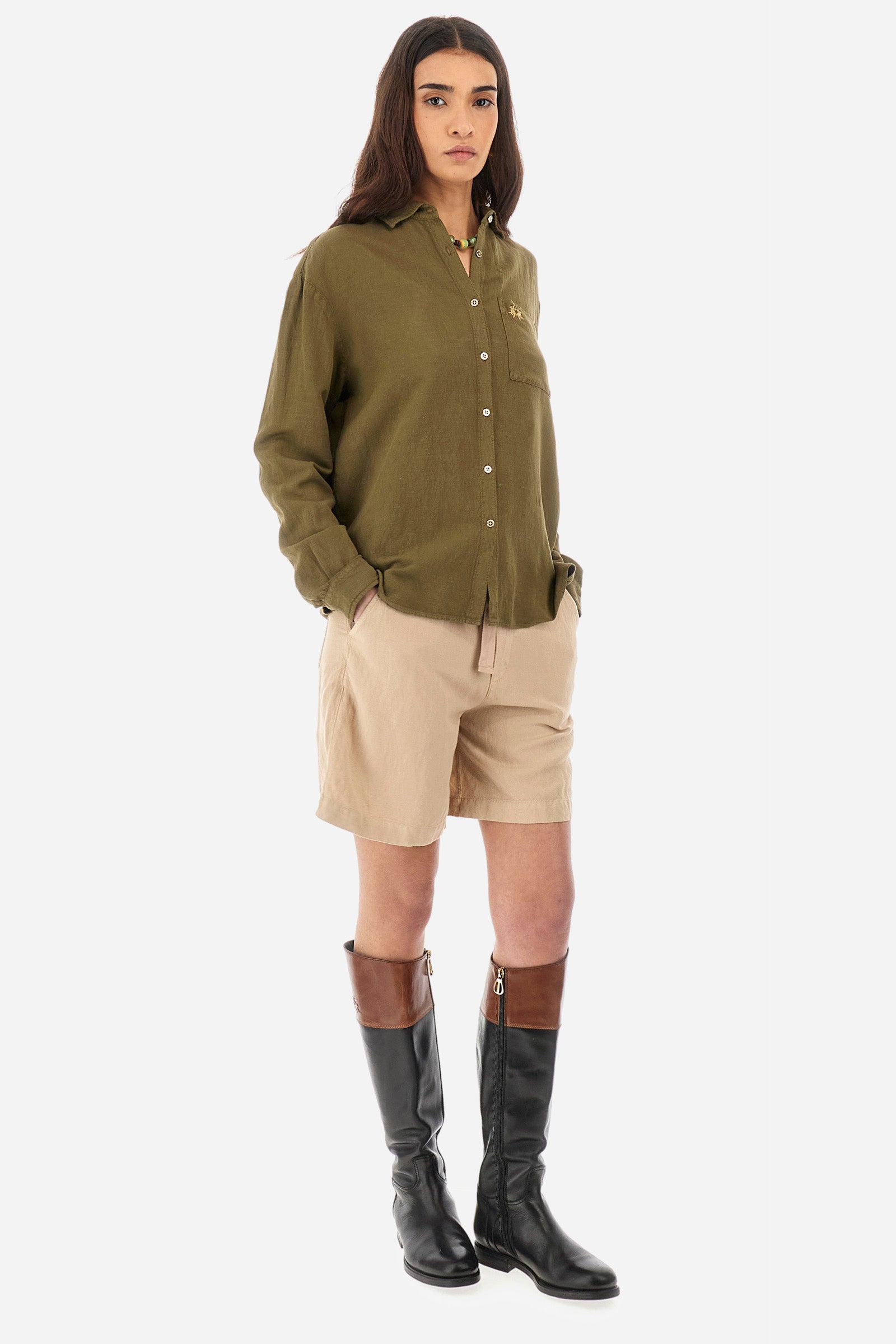 Long-sleeved women's shirt in a linen blend. French collar. With buttoned cuffs. Featuring darts on the back. Featuring a small embroidered logo on the front. The fit is regular. The model wears a size 2. - Military Olive