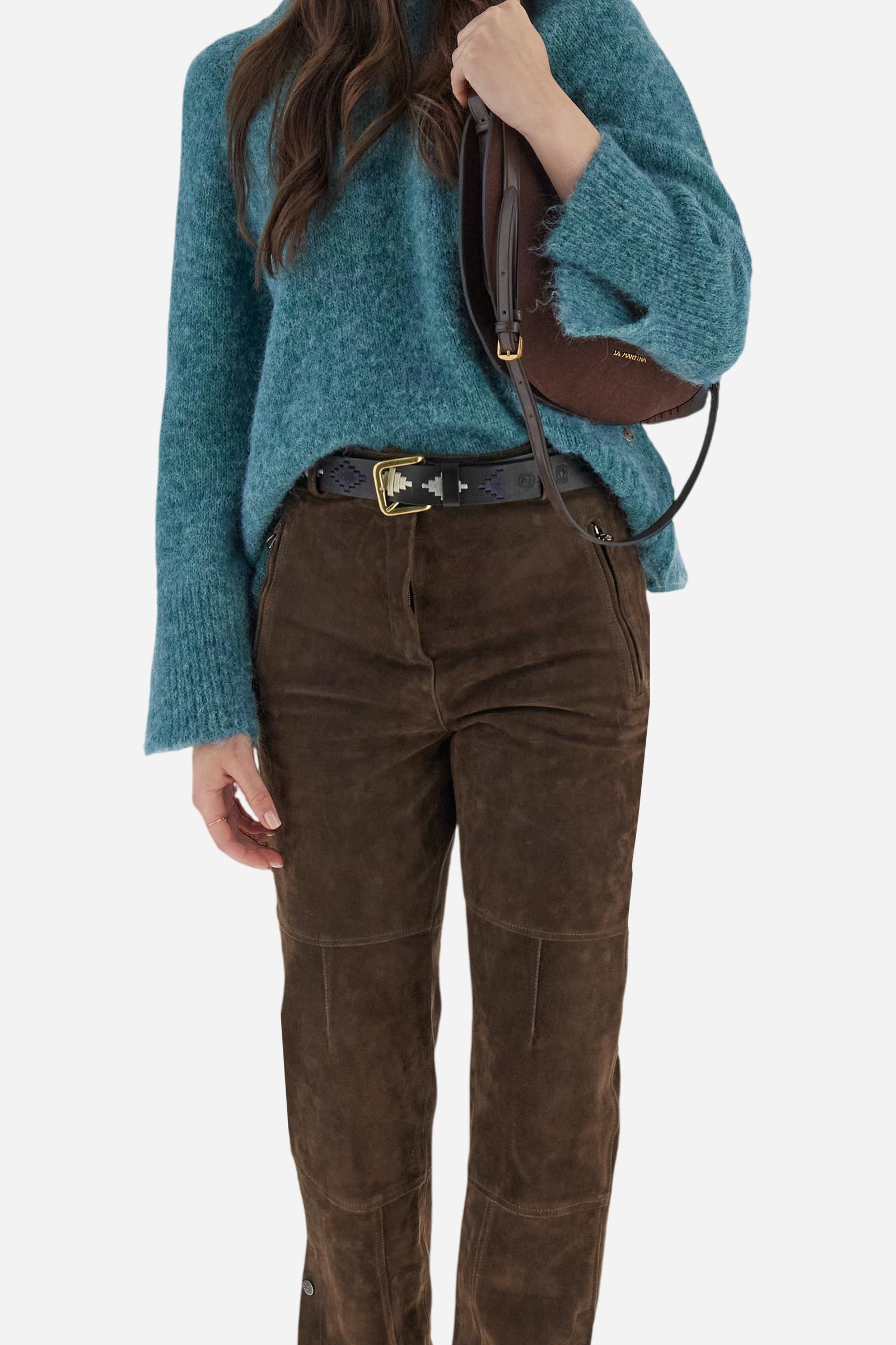 Women’s long trousers in soft suede with metal zip and personalised button closure. Vertical front zip pockets and snap buttons at the hem to customise the opening. Tone-on-tone embroidered logo above the back pocket. Straight fit with relaxed leg enhancing the silhouette without constraining it. The model wears size L. - Java