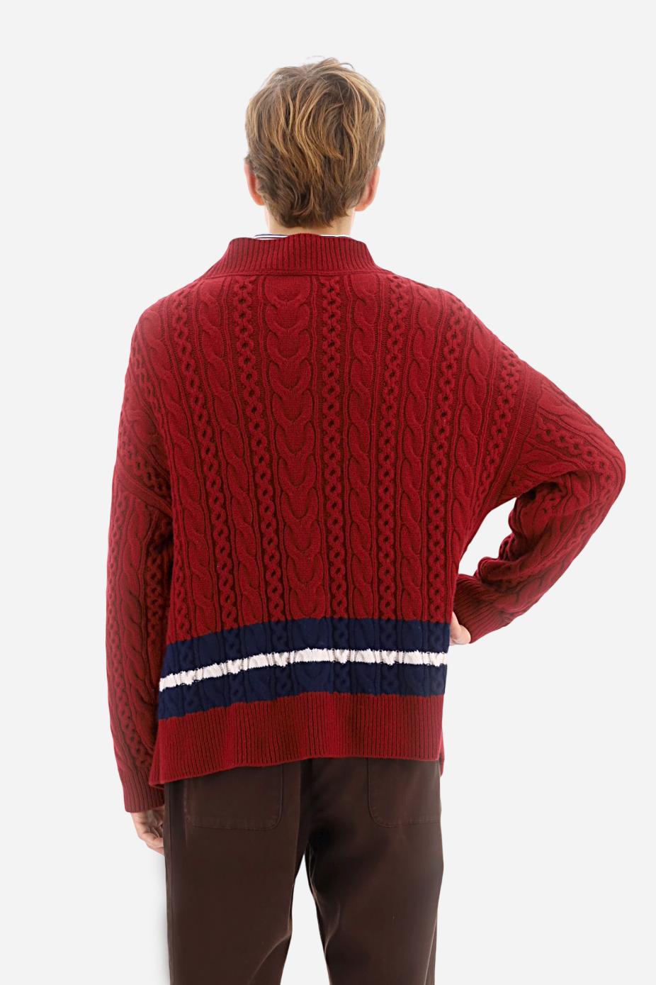 Men’s cardigan with long sleeves in solid-colour lambswool with cable-knit pattern for a refined and classic look. Deep neckline, ribbed cuffs and hem, closure with personalised horn-effect buttons. Applied front pockets and bicolour bands on the hem reflecting the chest patch colours. Oversized fit with dropped shoulders for a modern silhouette. The model wears size L. - Chili Pepper