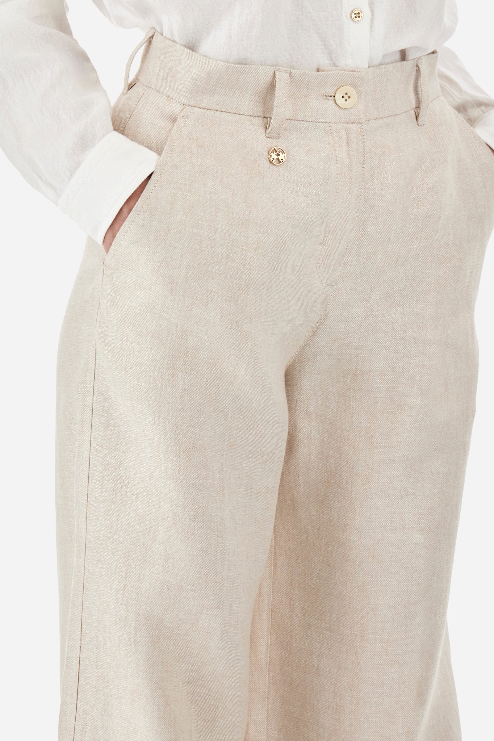 Single-colour women's palazzo trousers, made of 100% linen. With belt loops, zip and button fastening. There are two open pockets on the front and two open back pockets. The logo is present on a metal plate sewn on the front. The fit is regular. The model wears a size 28. - Tidal Foam