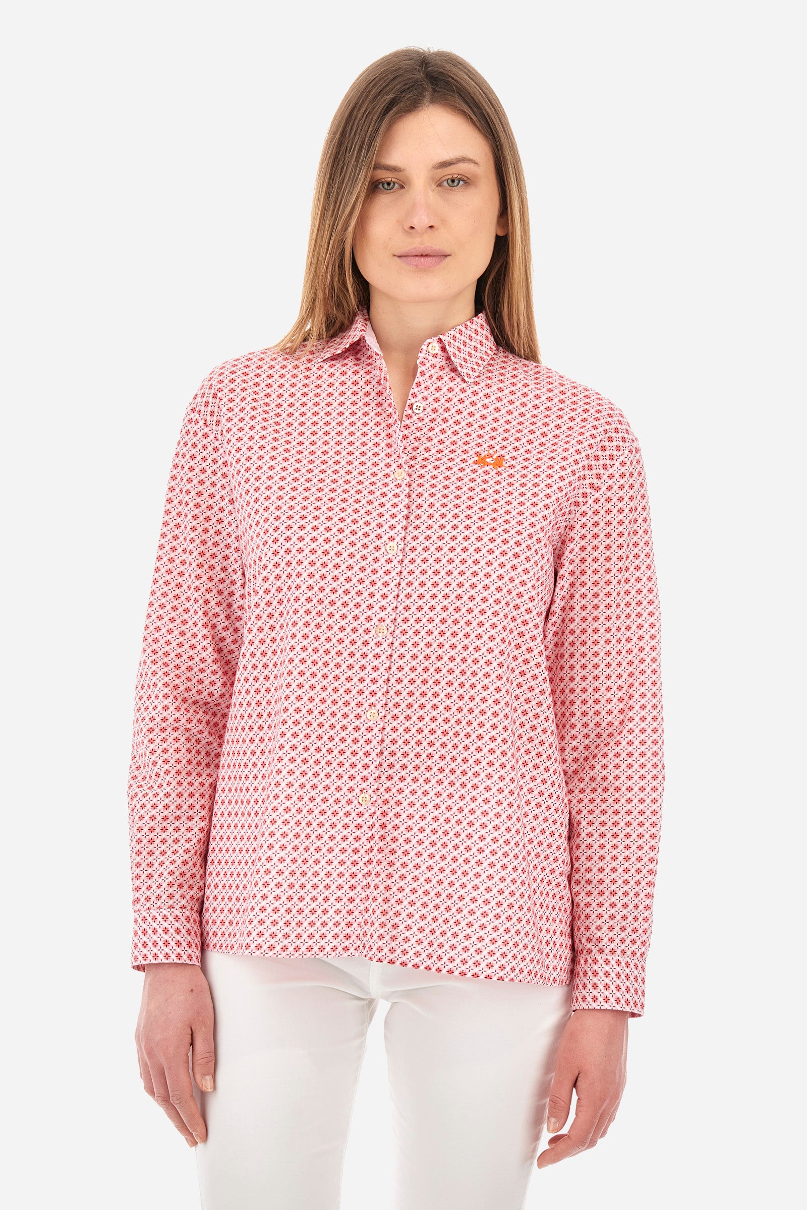 Long-sleeved geometric print shirt for women, made of 100% cotton. French collar. With buttoned cuffs. Featuring darts on the back. Featuring a small embroidered logo on the front. The fit is regular. The model wears a size 2. - White/Almond/Fiery
