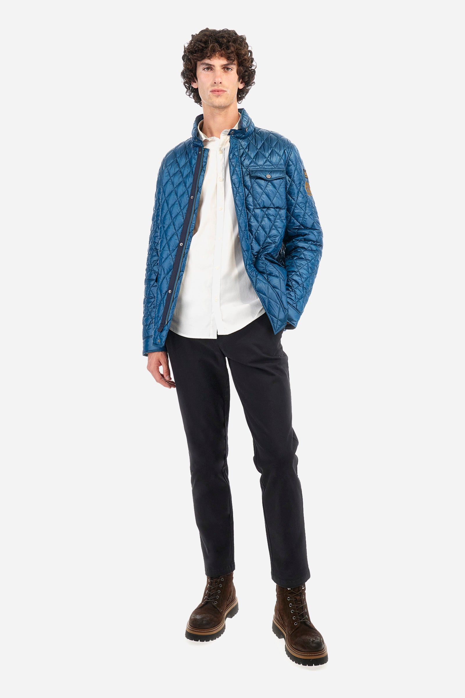 Men's plain chinos, made from stretch cotton. Complete with belt loops and a zip fly and button. Two front pockets and two back pockets. The logo is embroidered on the back. Regular fit. The model is wearing a size 33. - Black