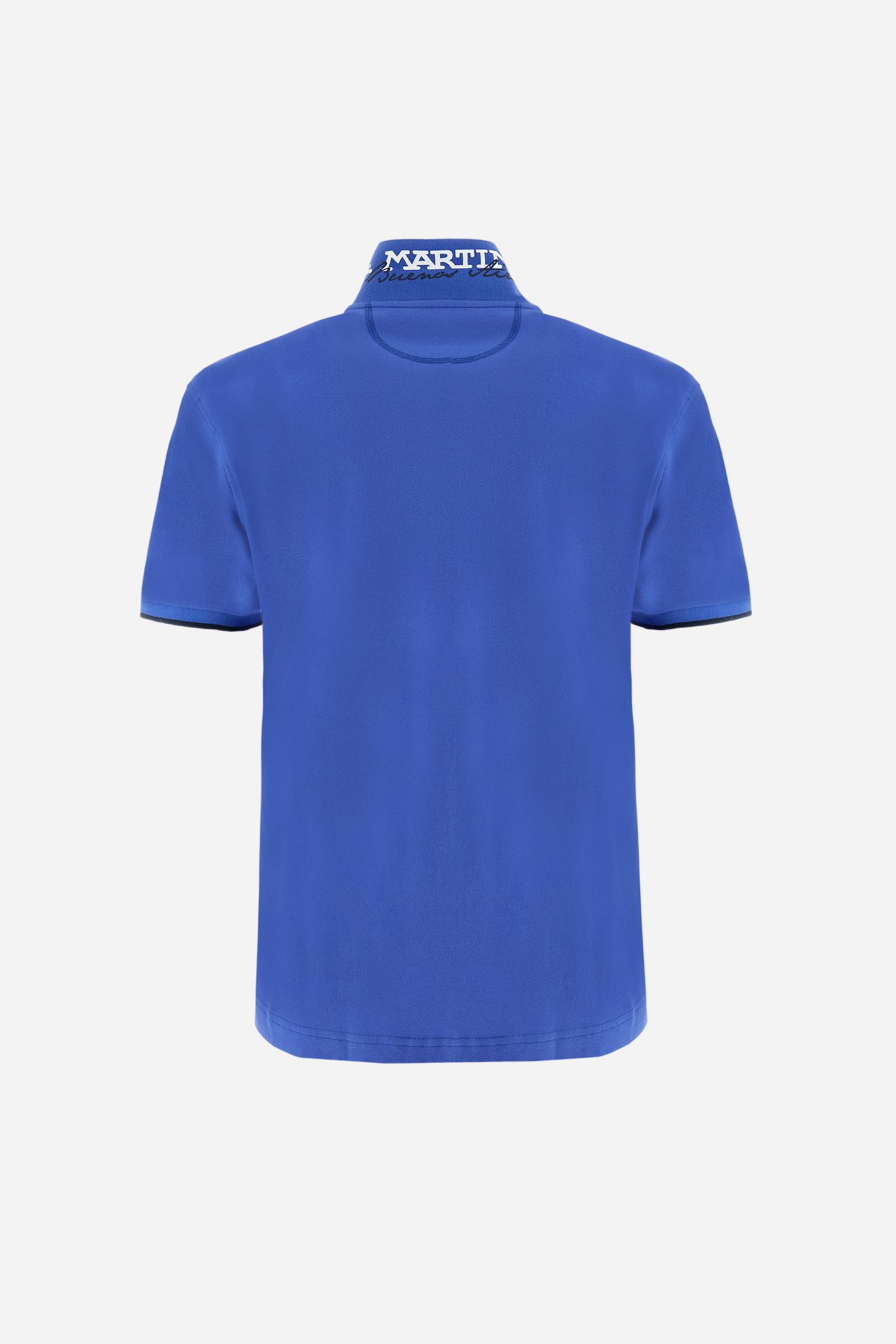 Short-sleeved, single-colour men's polo shirt made of stretch cotton piqué. Fastens with two buttons. The collar and cuffs are ribbed, and there is a colour-contrasting trim at the bottom of the collar. Inside the collar there is a grosgrain ribbon of a different shade. The logo is embroidered on the chest in a contrasting colour. The fit is slim. The model is wearing a size L. - Dazzling Blue