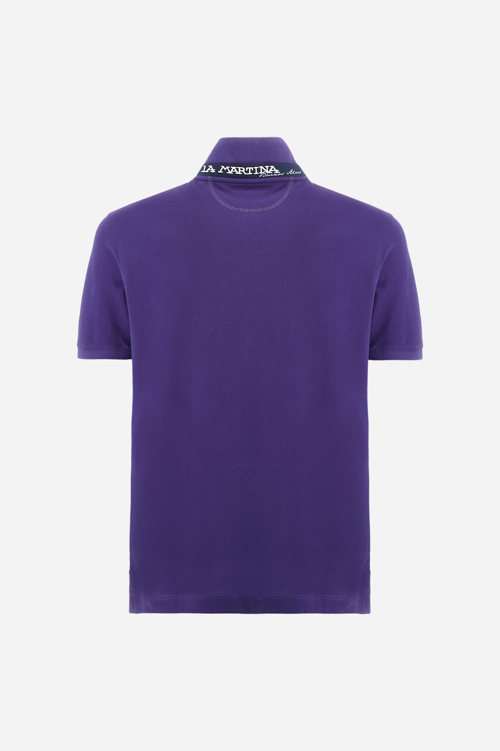 Men's plain short-sleeved polo shirt made from stretch piqué. Two-button fastening. The collar and cuffs are made from tone-on-tone ribbed fabric. Under the collar, there is a contrasting fabric panel with embroidered multicoloured lettering. The logo is embroidered on the left side of the chest in contrasting thread. Slim fit. The model is wearing a size L. - Acai