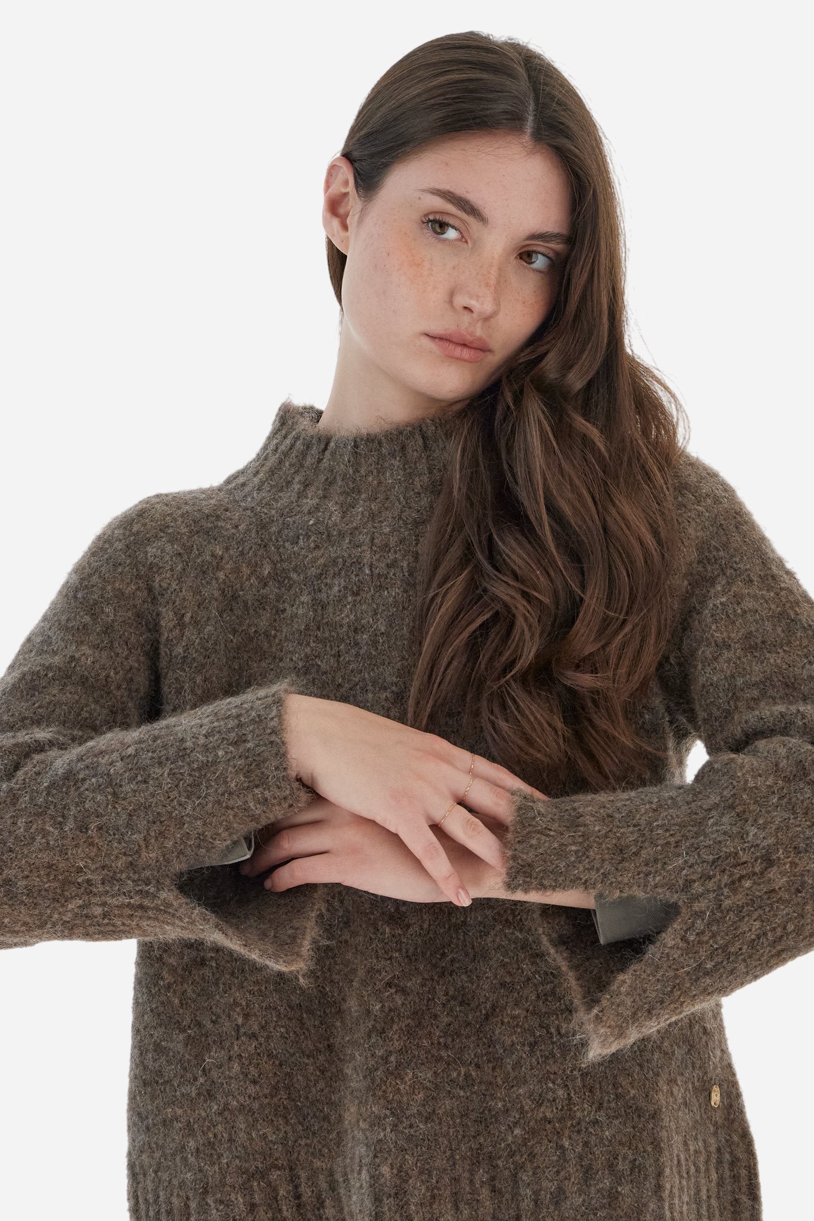Women’s turtleneck sweater with long sleeves in solid-colour wool and mohair blend, soft and warm. Ribbed turtleneck for elegance and warmth, side slits and sleeve slits for a modern look. Logo on small golden metal plate applied to the front hem. Regular, soft fit for a versatile and comfortable silhouette. The model wears size 2. - Bungee Cord