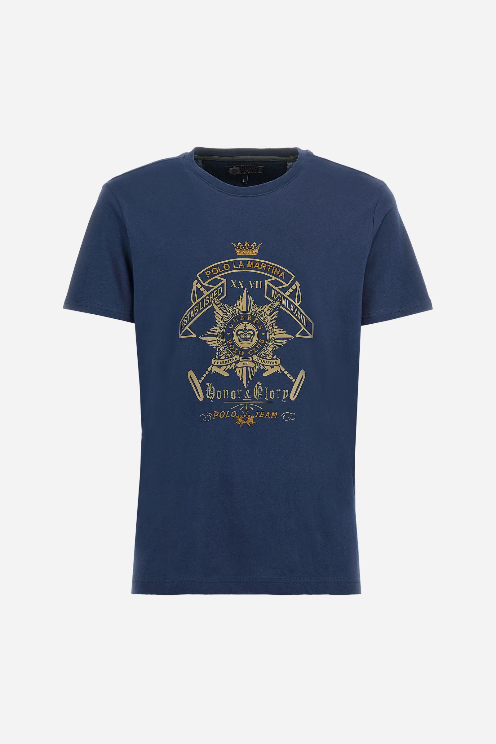 Single-colour short-sleeved men's T-shirt made of cotton jersey. Crew neck, with colour-contrasting jersey border inside. The front graphic is a large print featuring the Guards crest, and is enriched by the La Martina lettering and brand logo, both embroidered. The fit is regular. The model is wearing a size L. - Navy
