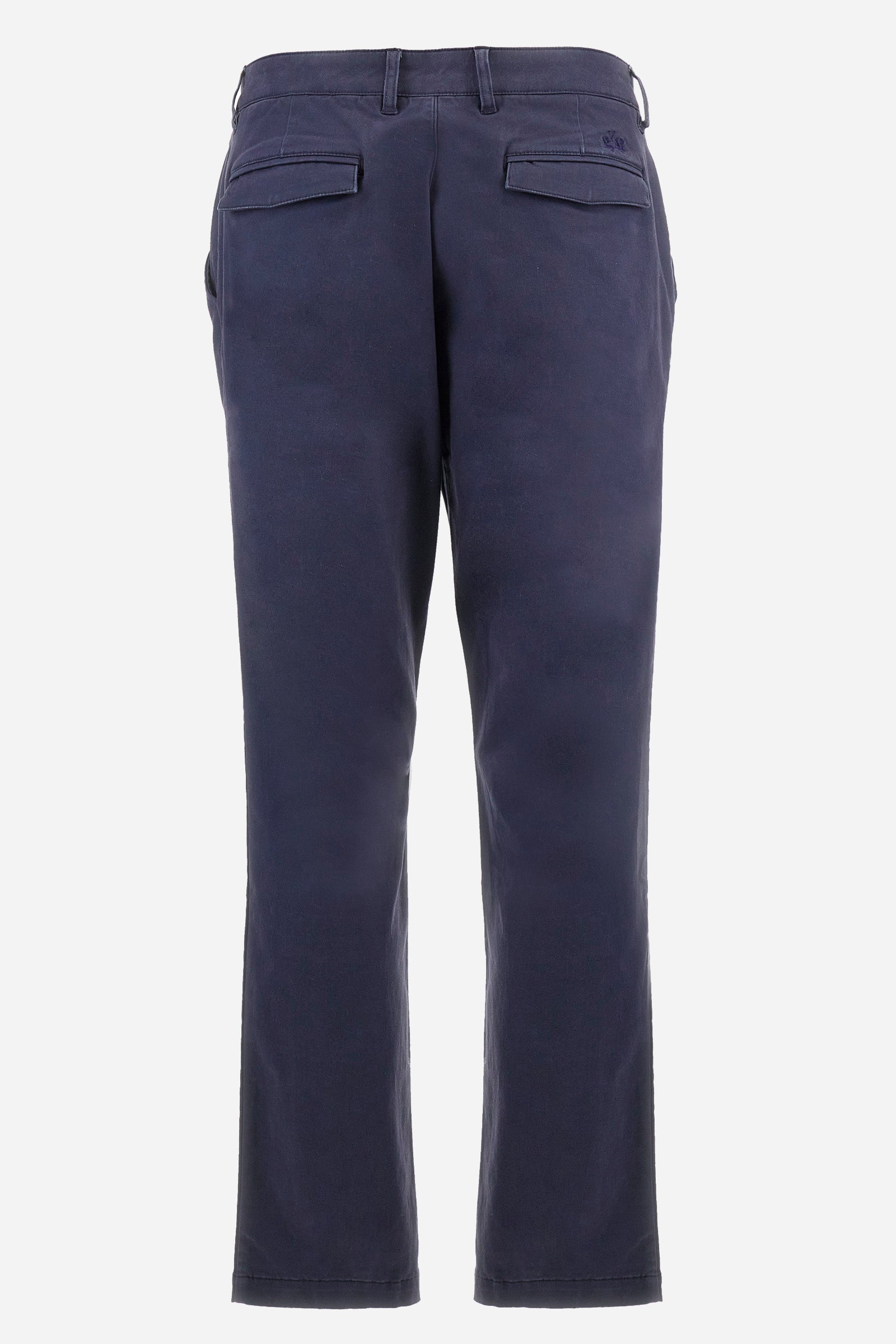 Men's plain chinos, made from stretch cotton. Complete with belt loops and a zip fly and button. Two front pockets and two back pockets. The logo is embroidered on the back. Regular fit. The model is wearing a size 33. - Navy