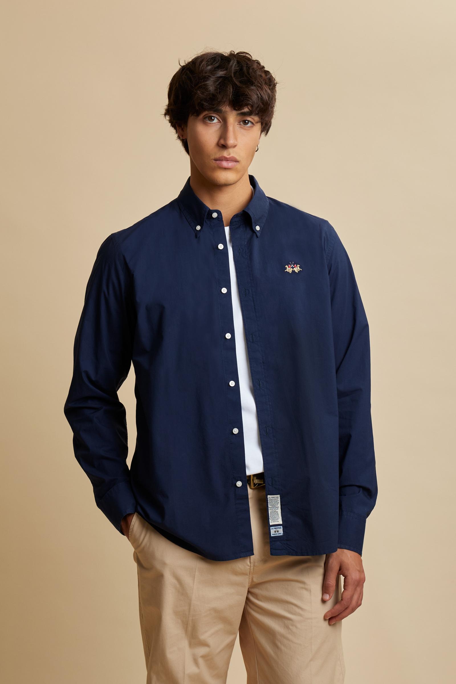Men’s long-sleeve garment-dyed cotton poplin shirt. Regular fit with button-down collar and tricolor embroidered logo on the chest. - Navy