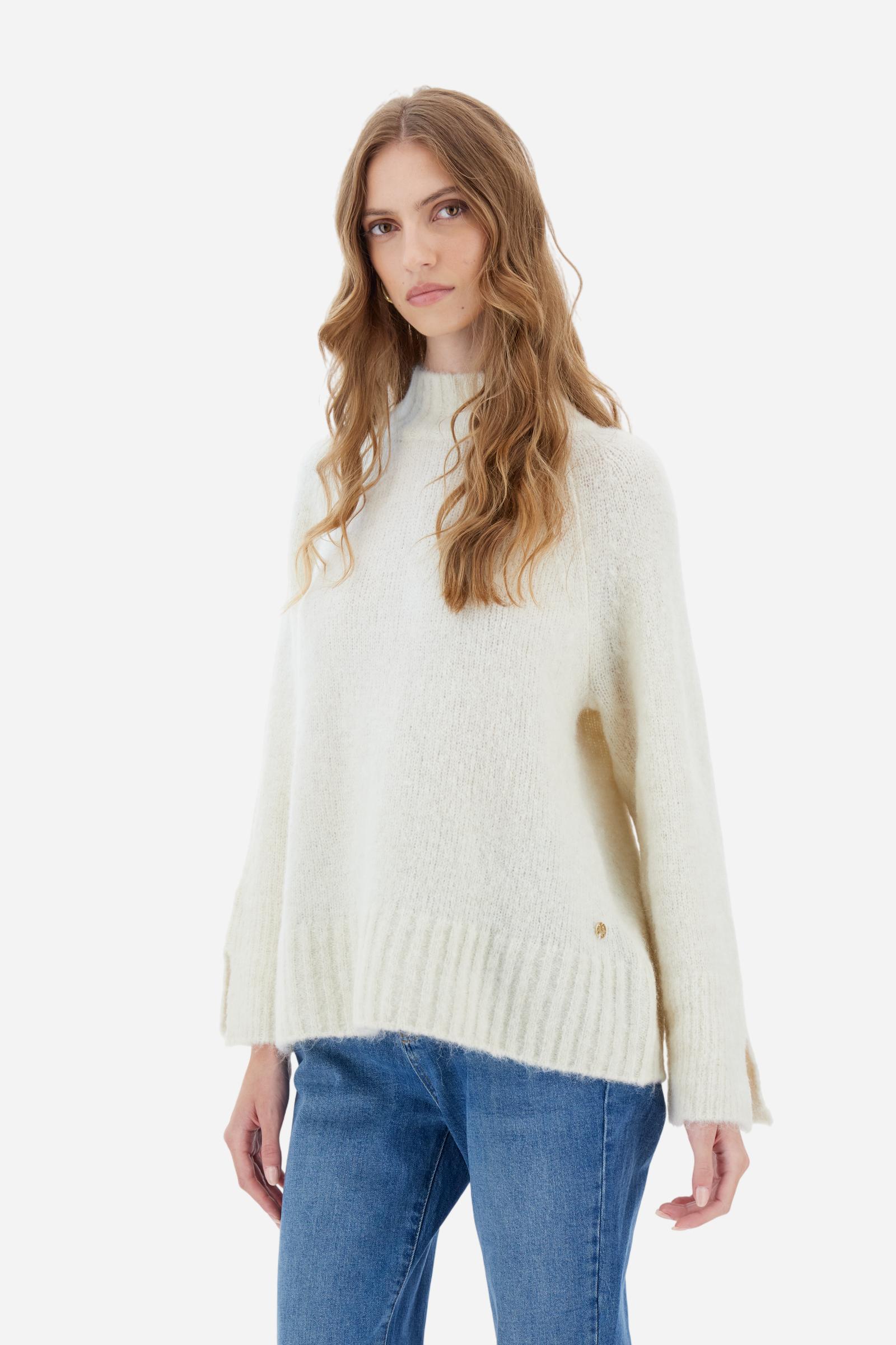 Women’s turtleneck sweater with long sleeves in solid-colour wool and mohair blend, soft and warm. Ribbed turtleneck for elegance and warmth, side slits and sleeve slits for a modern look. Logo on small golden metal plate applied to the front hem. Regular, soft fit for a versatile and comfortable silhouette. The model wears size 2. - Pristine