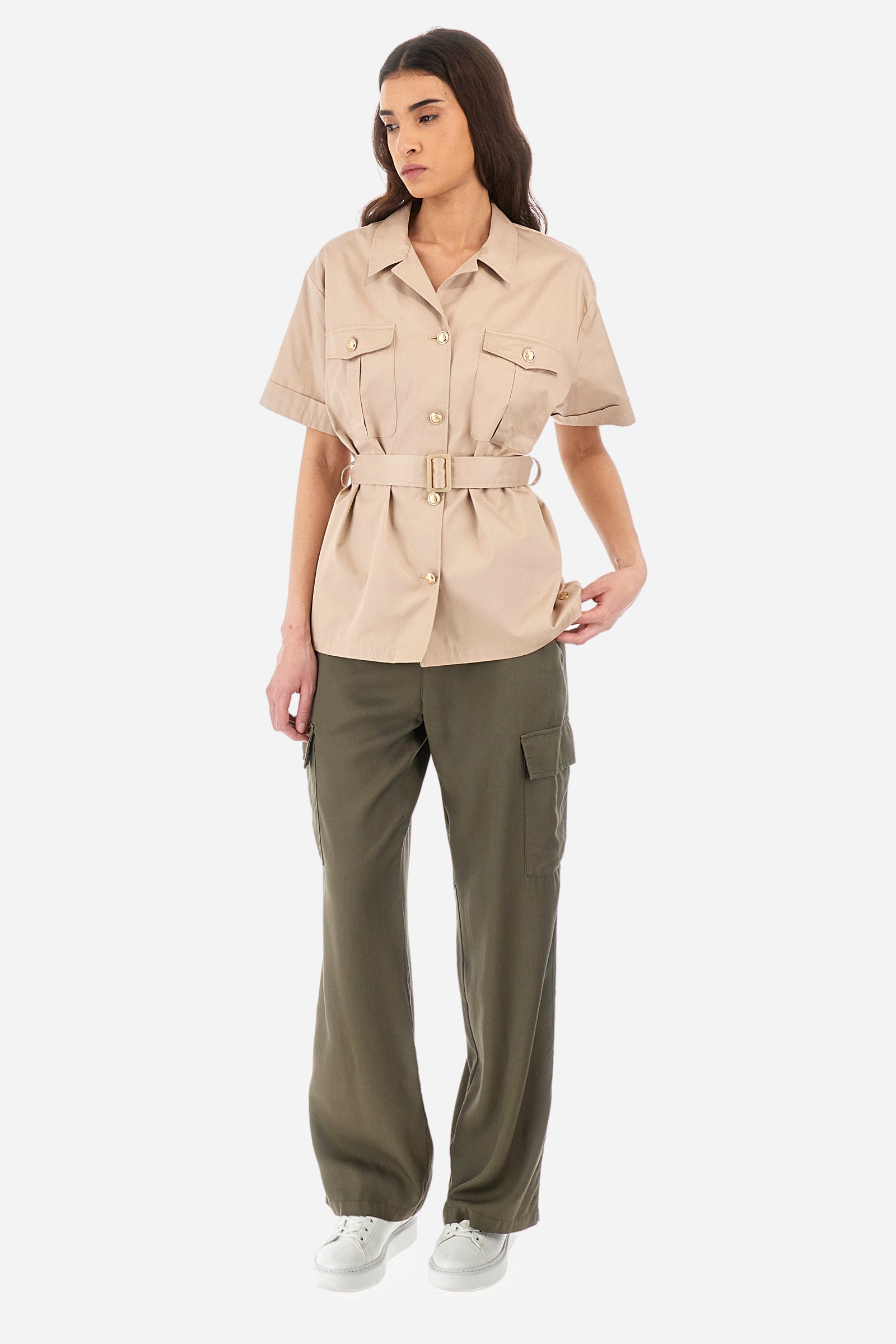 Short-sleeved jacket in solid color, made of 100% cotton twill. French collar. Buttons as closure along the head and on the two front pockets. Removable fabric belt supplied. Mini patch that recalls the capsule Guards applied on one of the sleeves and a mini logo applied on metal plate. The fit is regular. The model wears a size 2. - Tidal Foam