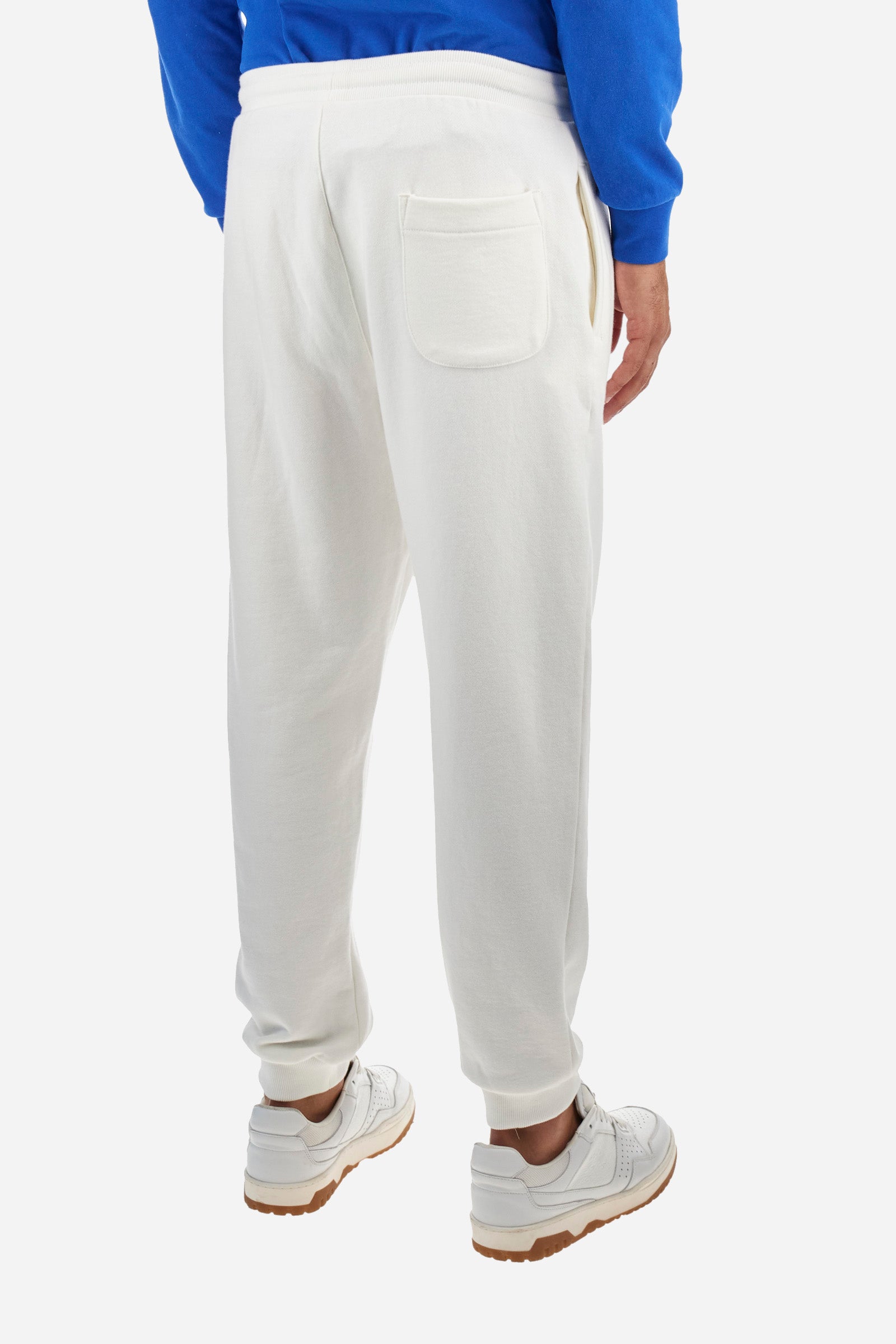 Men's plain jogging bottoms, made from 100% cotton. Drawstring waist and double front pocket. There is an additional pocket on the back. The logo is embroidered on the front. Regular fit. The model is wearing a size L. - Off White