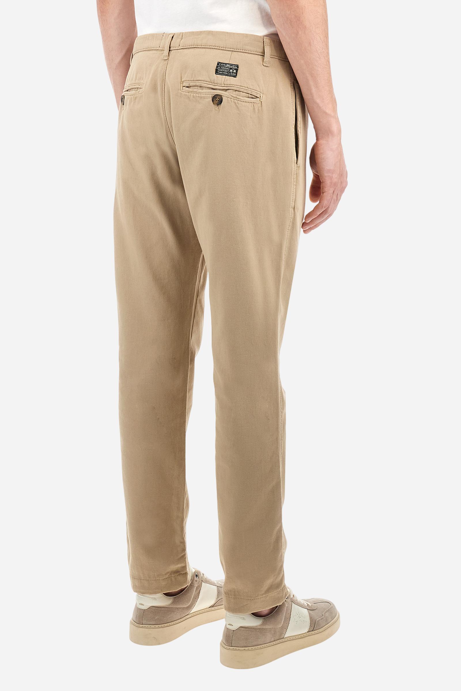 Single-colour men's chino trousers made of cotton and linen canvas. Straight leg. Zip fastening and faux horn button. The side pockets are inserted in the side and on the front, at the right, under the strap, there is a small coin pocket. The back pockets are double-welted and fasten with a visible faux horn button. The logo is present on a fabric patch sewn on the back. Regular fit. The model is wearing a size 33. - Twill